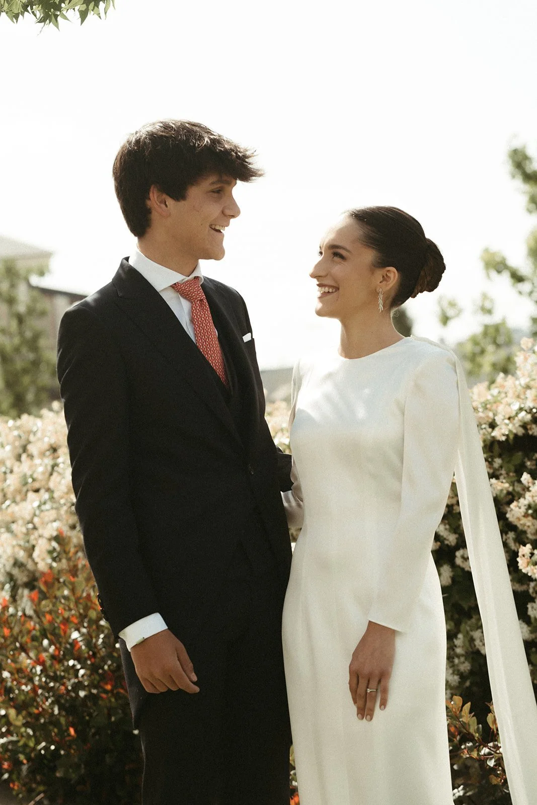 Emiliana y Emilio en el jardín, una de las fotos elegidas para su álbum de boda