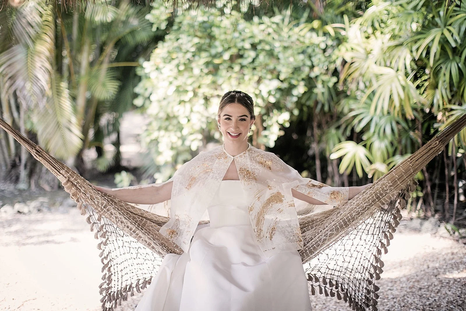 Constanza en una hamaca con su vestido de novia, foto elegida para su álbum