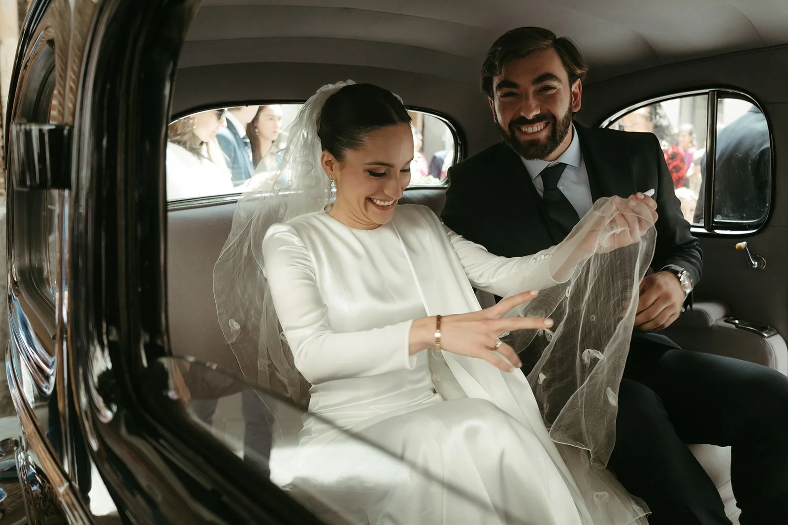Emiliana se acomoda el vestido dentro del coche, foto elegida para su álbum