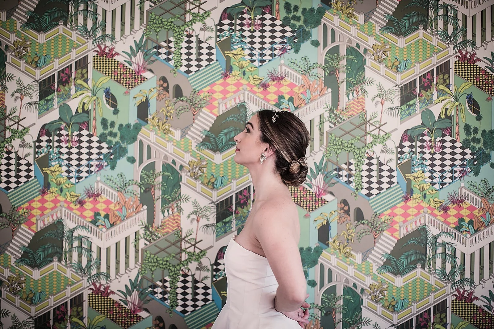 Constanza ante una pared de papel pintado, foto elegida para su álbum