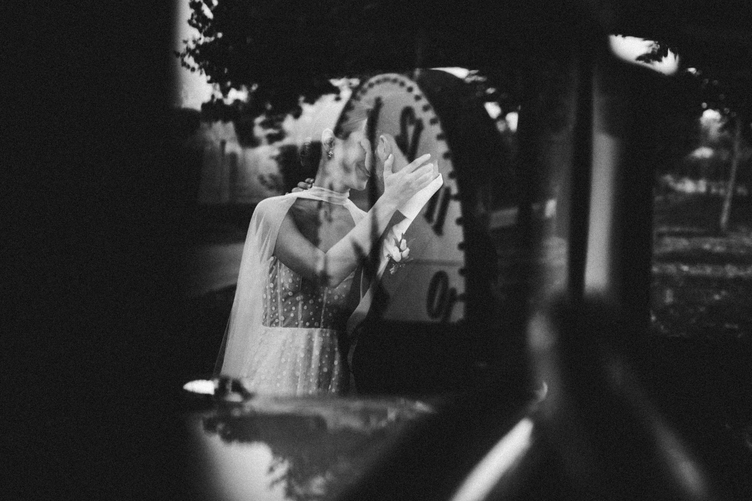Mujer en vestido de novia, vista a través de un reloj