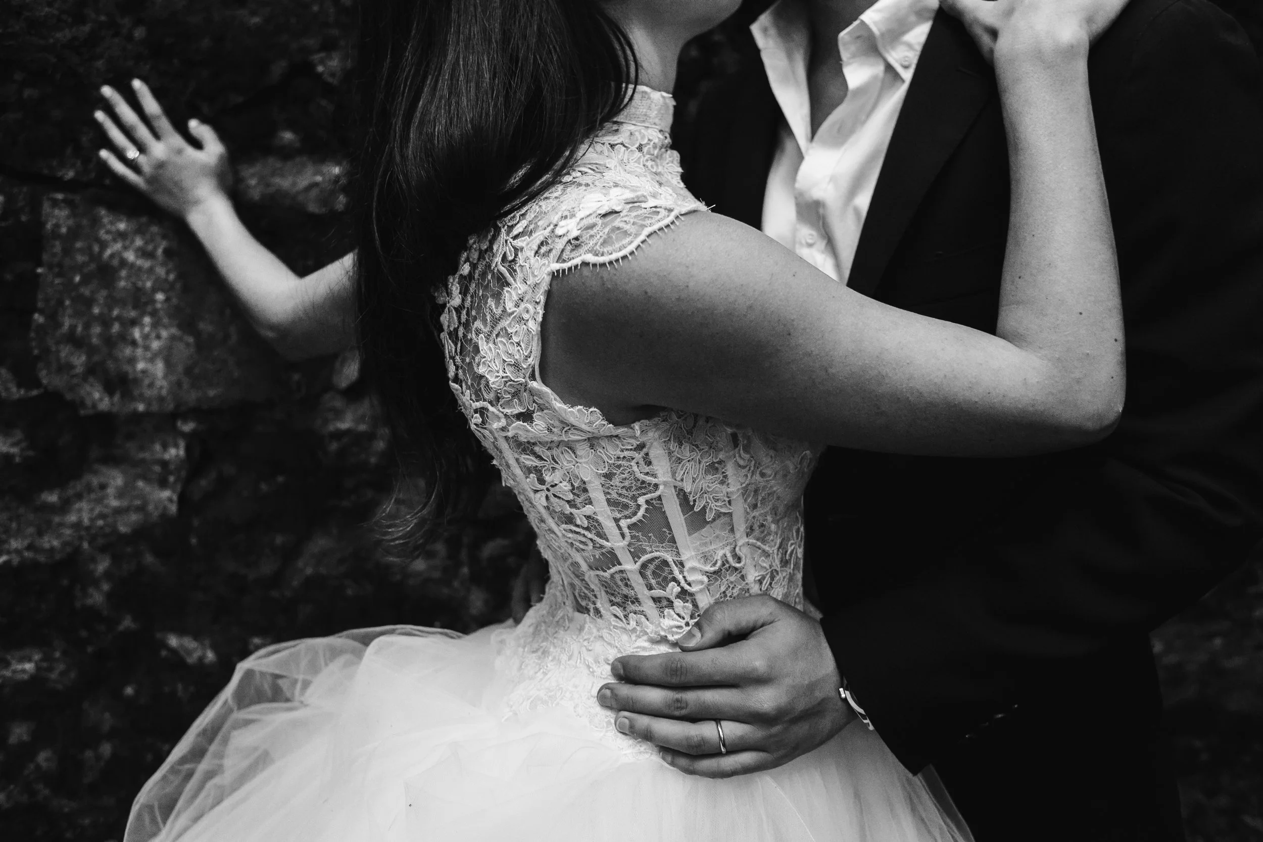 Pareja topless en una escena romántica, con la mujer usando un vestido de encaje y la pareja abrazándose.