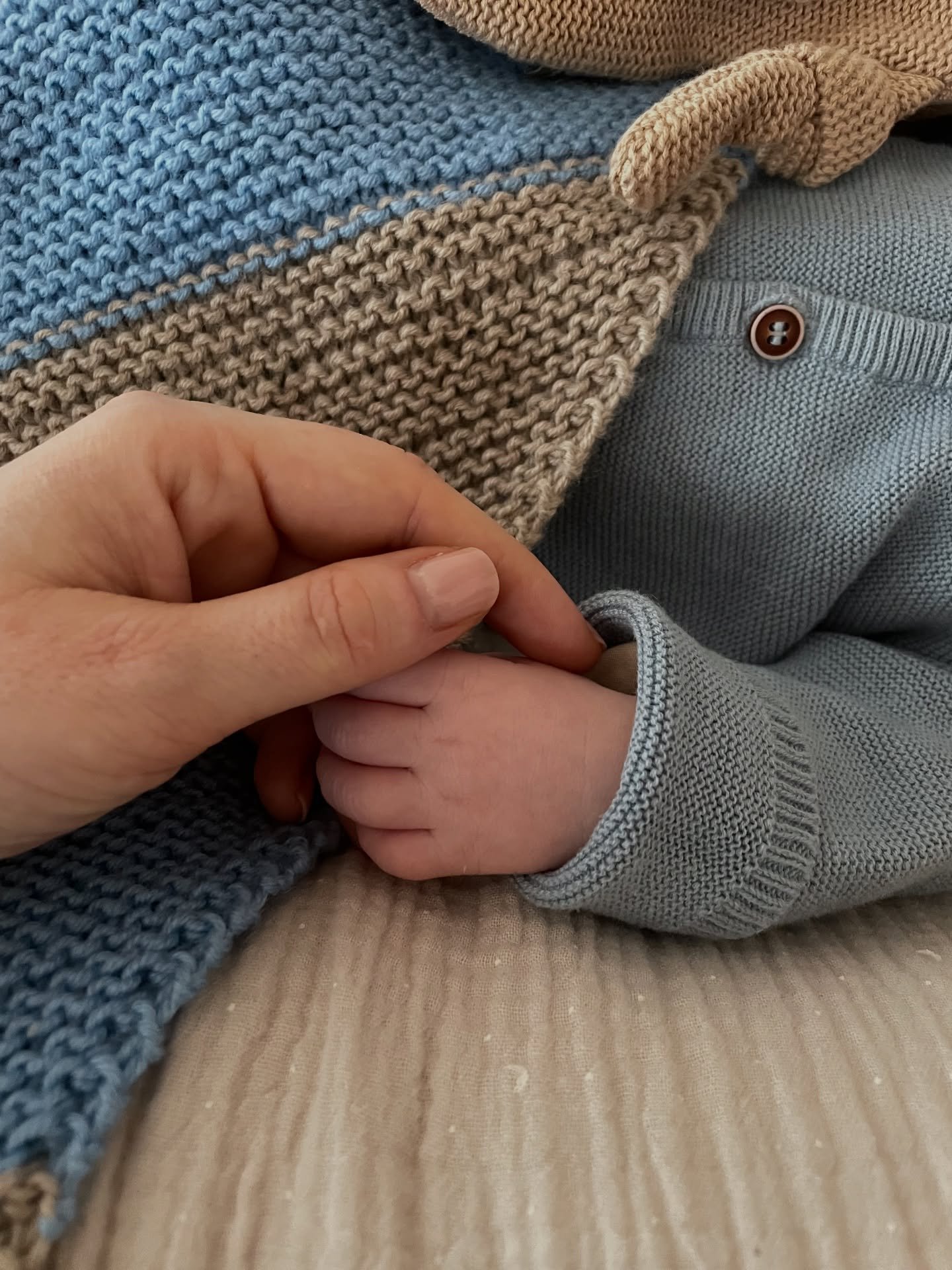 Mein Herz explodiert.
Unser kleiner Schatz L🤍 ist der Grund, warum es hier in n&auml;chster Zeit etwas ruhiger wird. 

Ich g&ouml;nne mir eine kleine Auszeit und bin in ein paar Monaten wieder am Start. 
Dankbar f&uuml;r alles, was dieses Jahr gebra