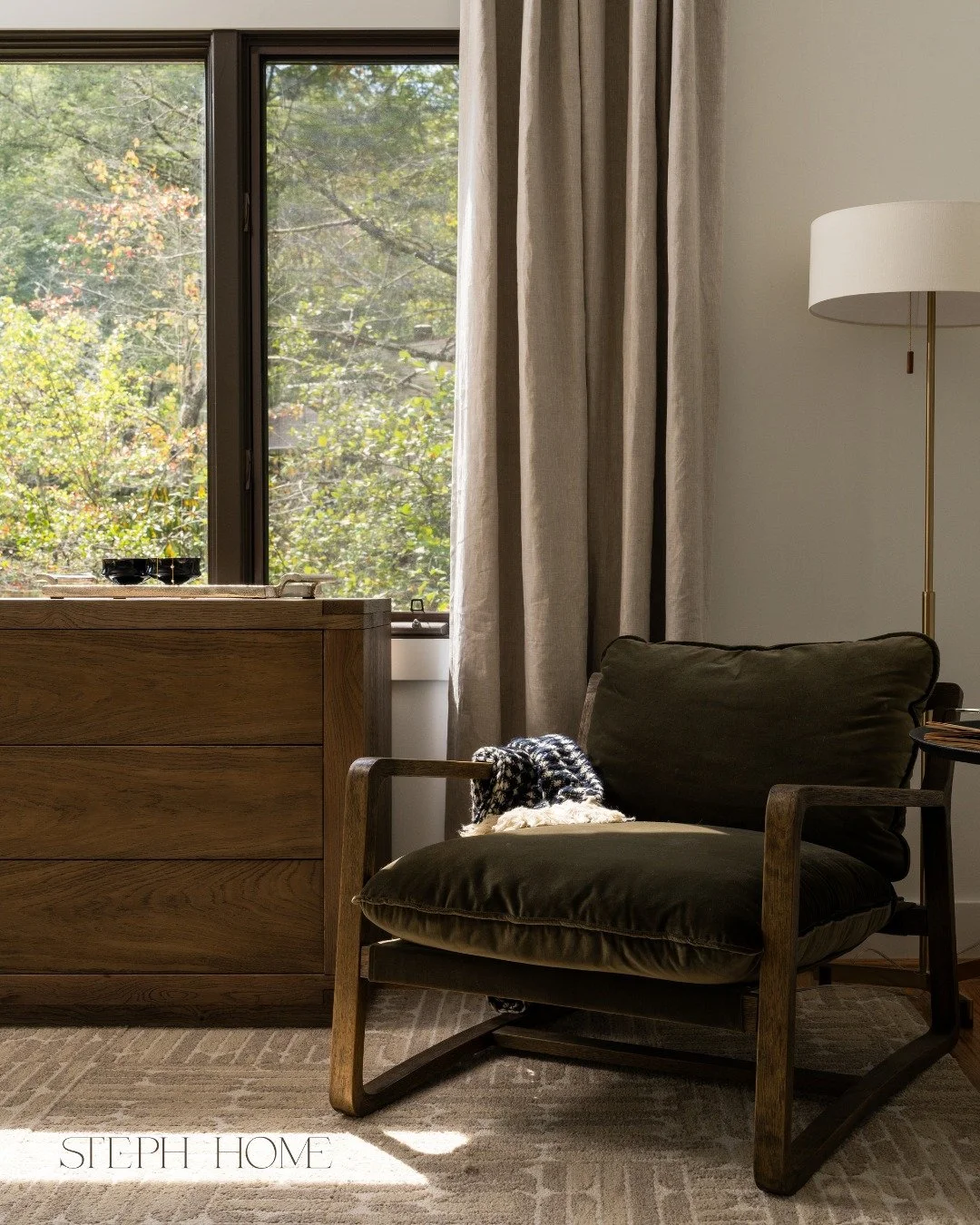 Soft light, rich textures, and quiet comfort &mdash; this is autumn at home. Each piece is layered with intention, creating a space that feels grounded yet inviting.

#StephHomeDesign #CozyInteriors #NaturalLight #DesignThatFeelsGood

Photo by @carte
