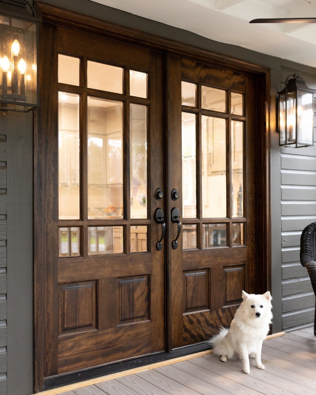 A gentle welcome before the season begins.

Soft light, warm wood tones, and a sense of calm that reminds us home is where we slow down, reset, and prepare for what&rsquo;s next.

#StephHomeDesign #DesignThatFeelsGood #SeasonalLiving #WarmWelcome #Co