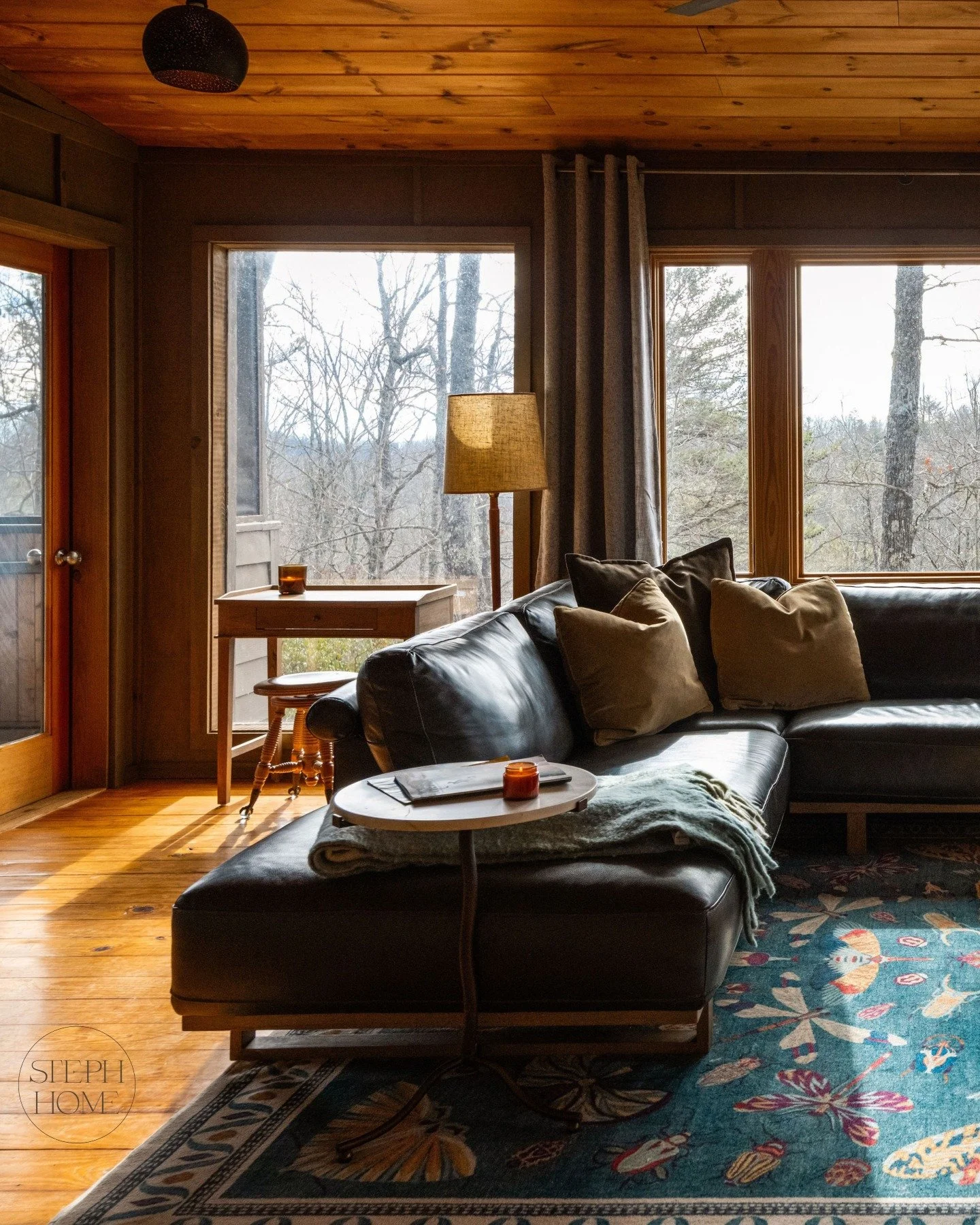 Natural light changes everything.

When it pours into a room and hits warm leather just right, the space feels effortless, grounded, and lived in. This is where comfort meets intention.

Photography: chelsealane__

#StephHome #LakeViewOasis #Mountain