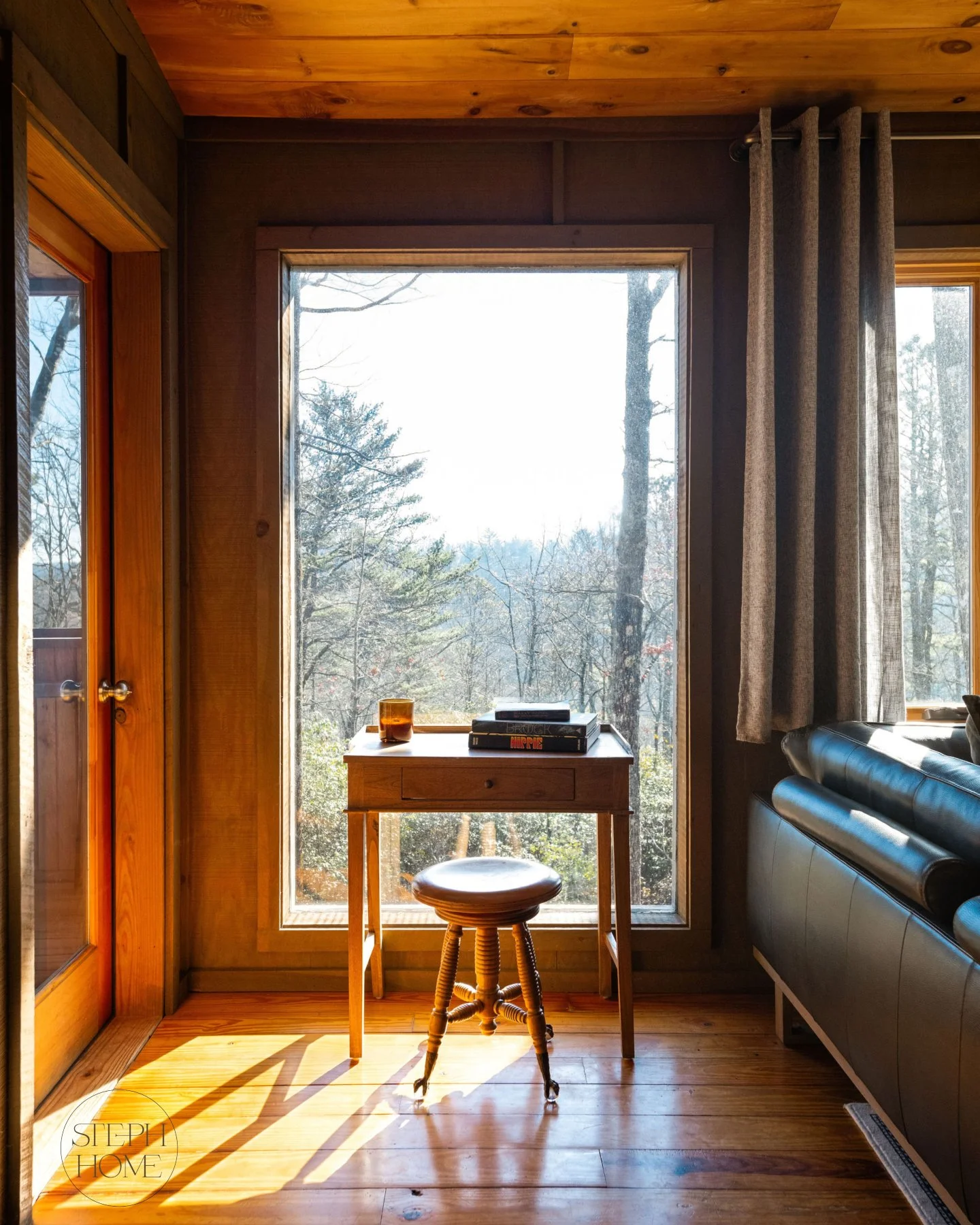 Great design is about using every inch wisely.

This small desk moment proves that even transitional spaces can serve a purpose without sacrificing beauty.

Photography: chelsealane__

#StephHome #WellDesignedLiving #CustomInteriors #MountainModern #