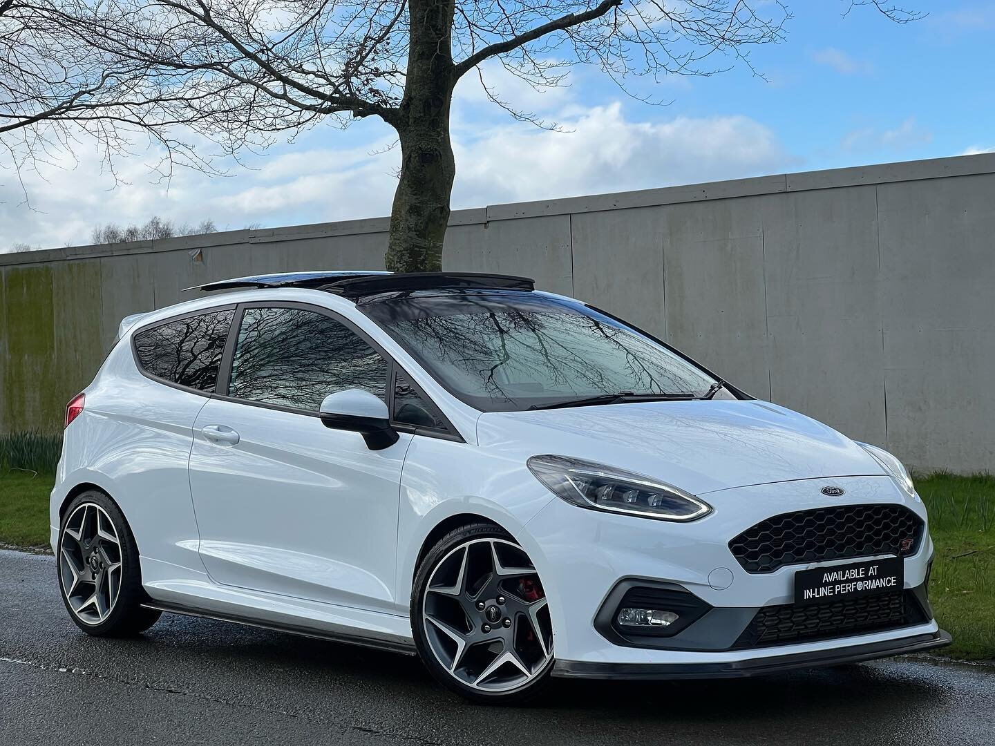 Here At IN-LINE PERFORMANCE We Take Pride And Joy Into Supplying You With Great Examples Of Performance Engineering. Finished In  Metallic White With ST Recaro Seats.
This  Vehicle is fitted with Desirable Specification Which Include : Full Panoramic
