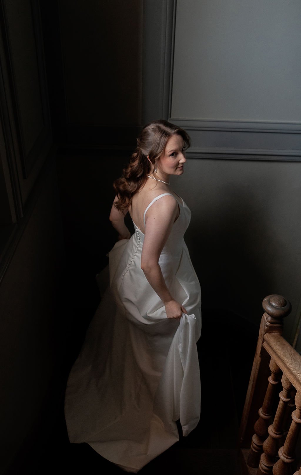 portrait de la mariée qui descend les escaliers avant la cérémonie
