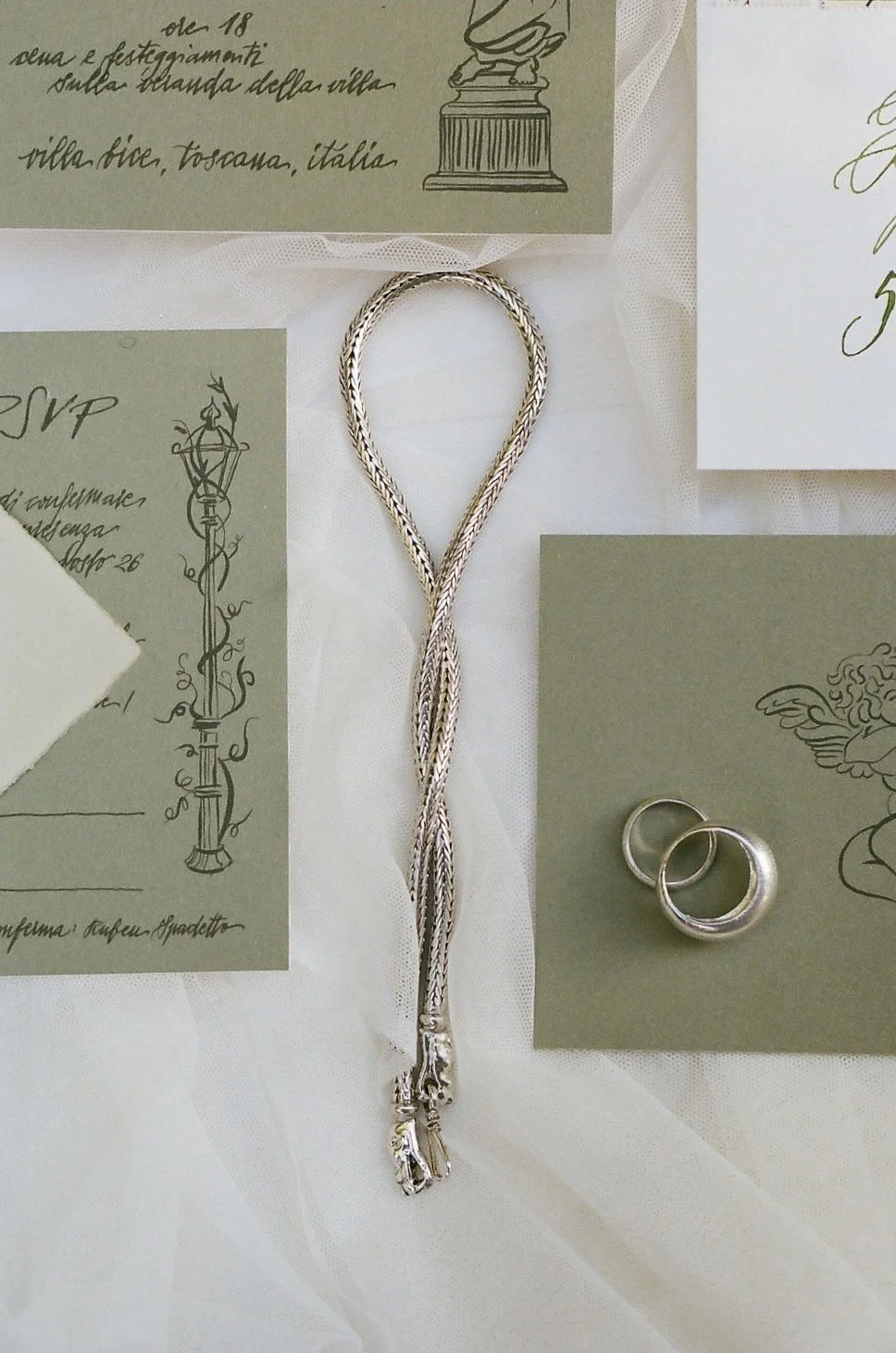 détail papeterie de mariage avec bijoux
