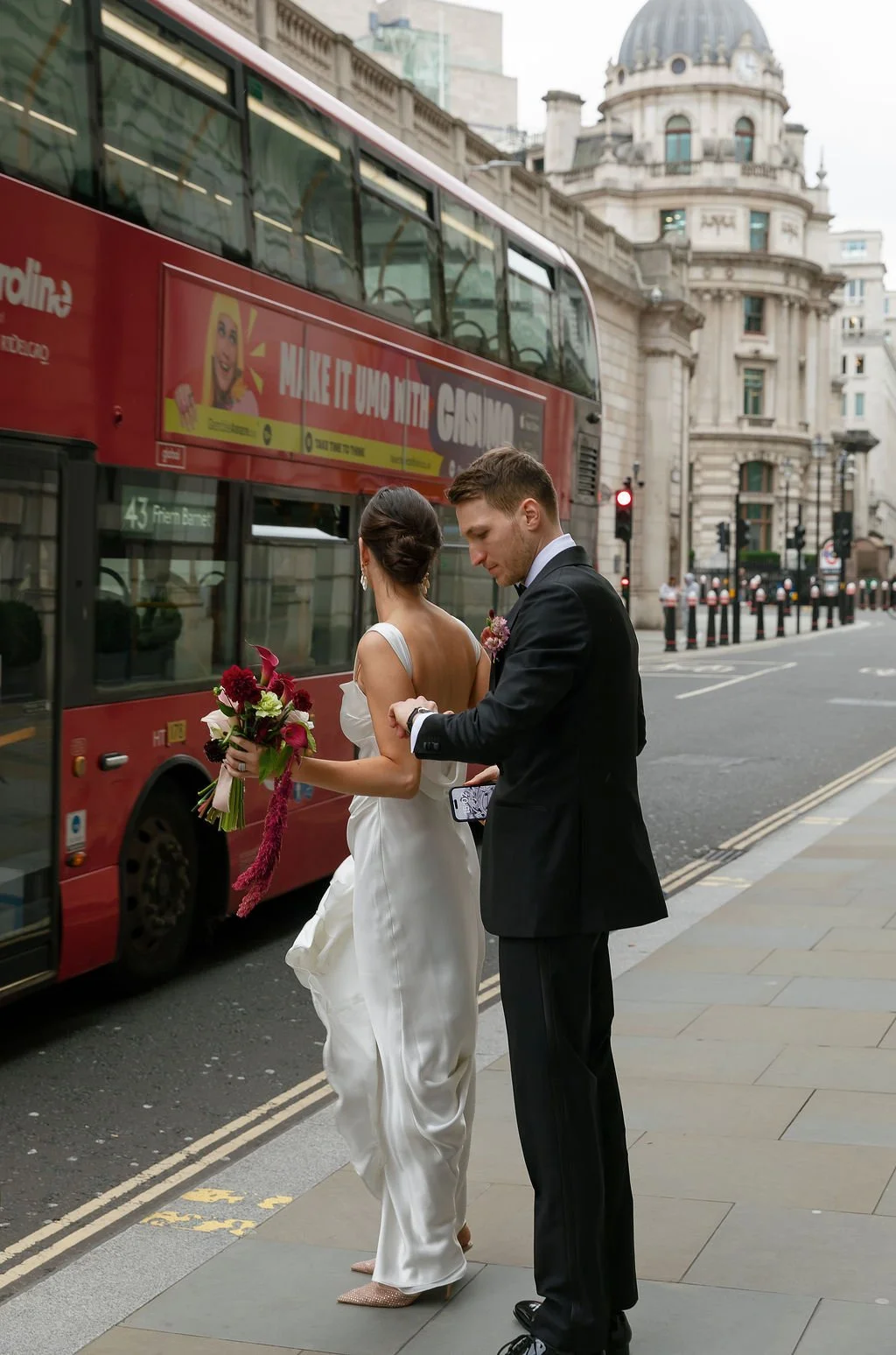 couple marié à Londres devant un bus 