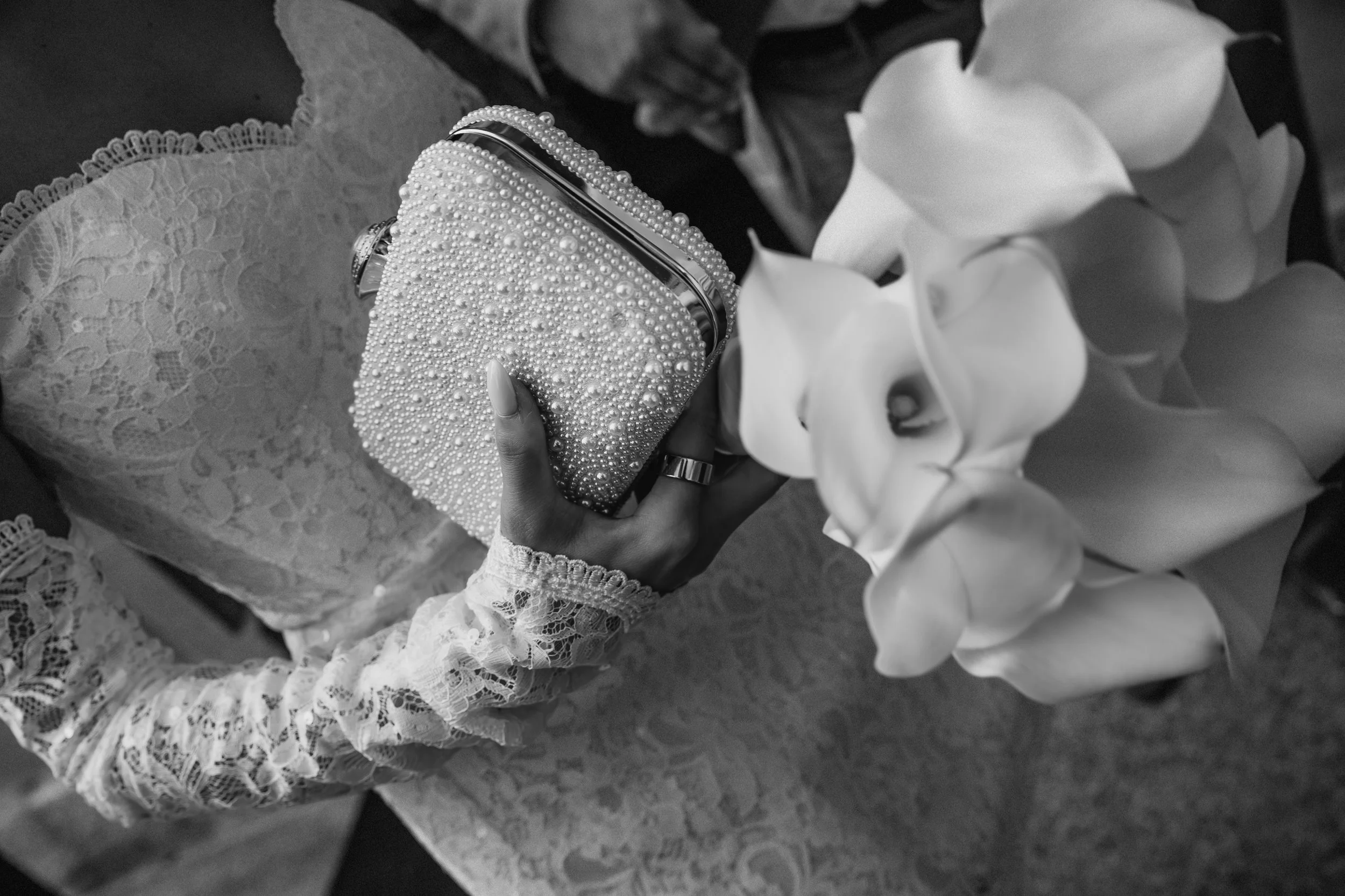 détails noirs et blancs de bouquet et robe de mariée, mariage en suisse, destination wedding photographer