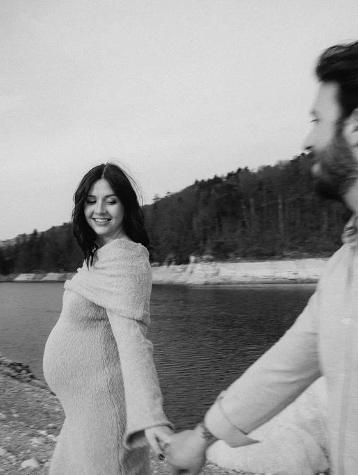 Il y a cet instant &eacute;trange et magique o&ugrave; l&rsquo;amour existe d&eacute;j&agrave;&hellip; avant m&ecirc;me la rencontre.

Un c&oelig;ur qui bat sous un autre
et tout un monde qui commence &agrave; se construire.

Et ces moments suspendus