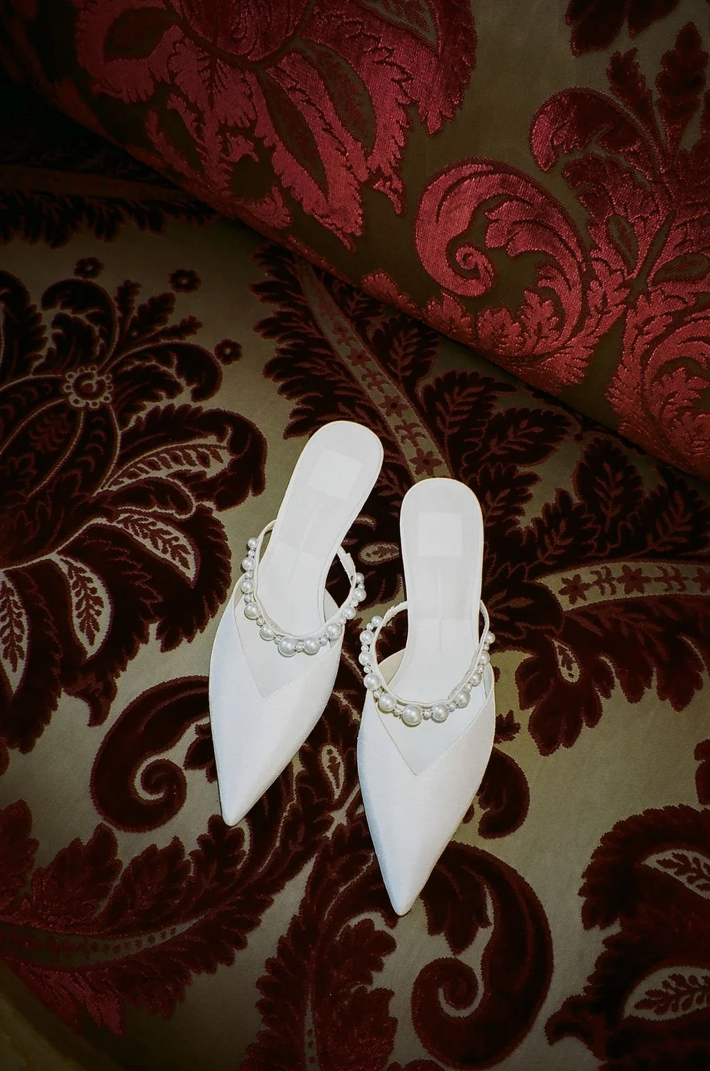 chaussures de la mariée sur un canapé