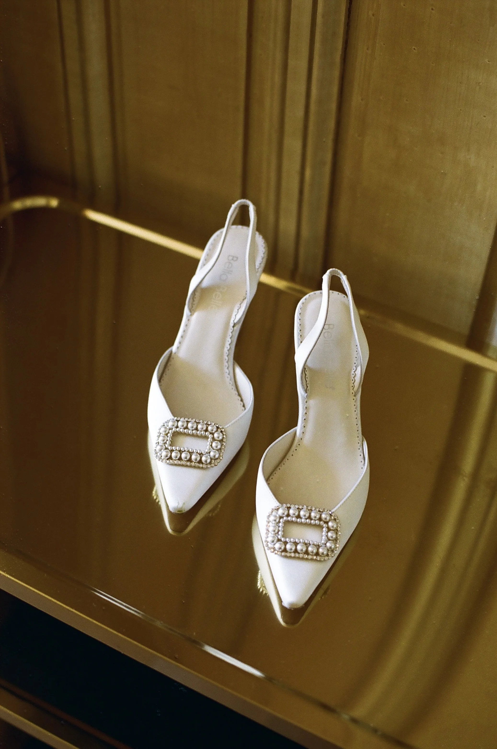 Détail mariage vevey chaussures photo argentique