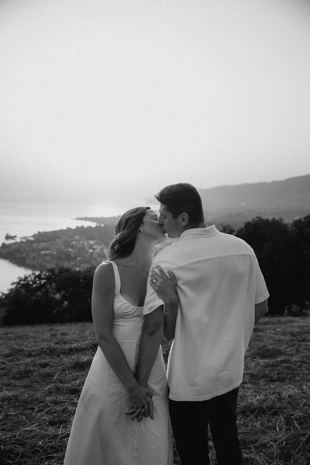 photo noir et blanc d'un couple s'embrassant durant un shooting couple au dessus de Montreux