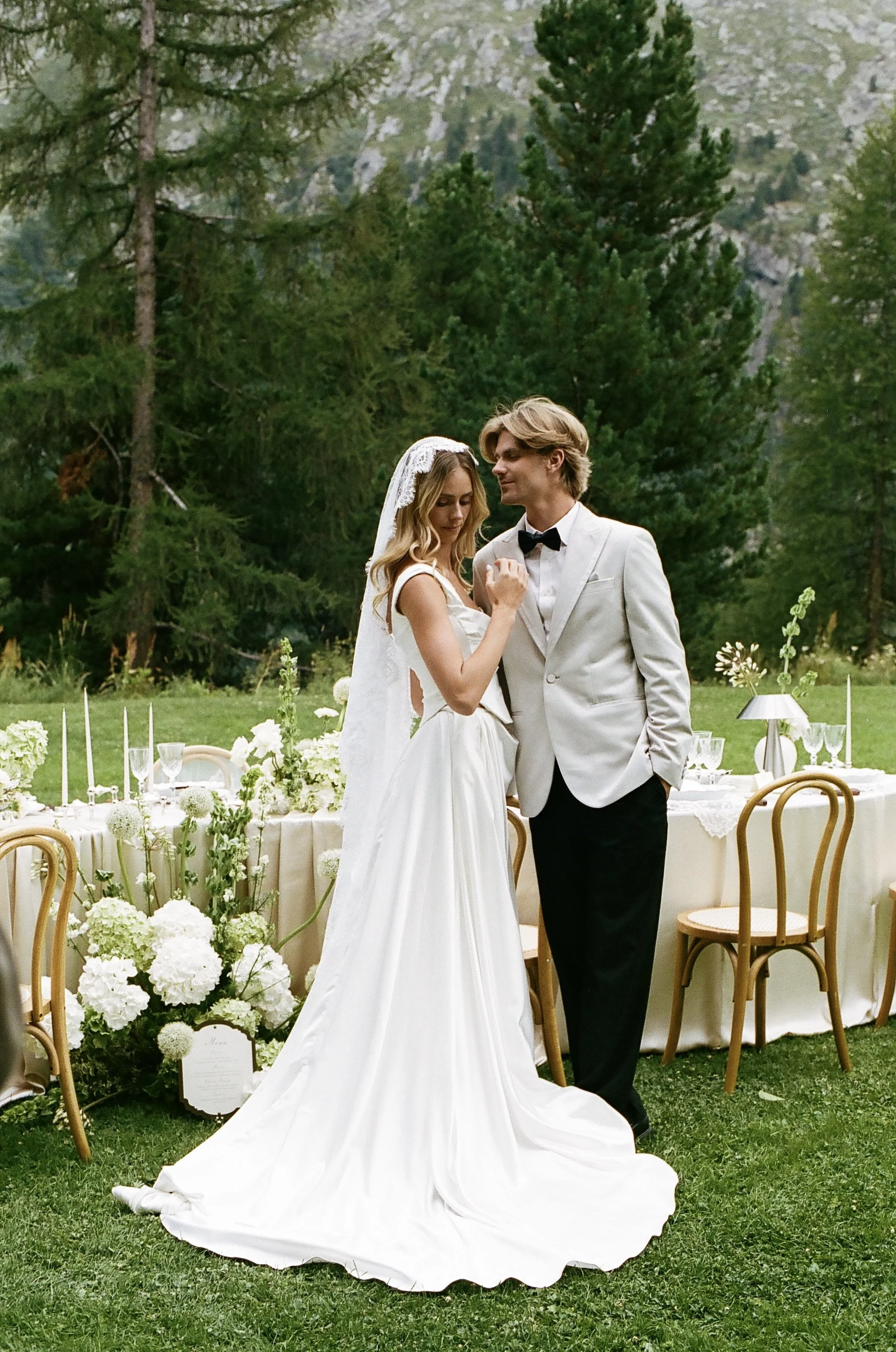 mariés devant une table fleurie mariage à la montagne suisse Arolla Swiss mountain wedding