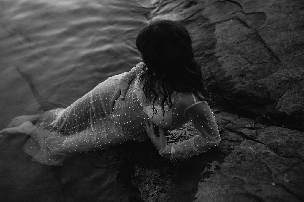 photo femme enceinte au bord de l'eau noir et blanc