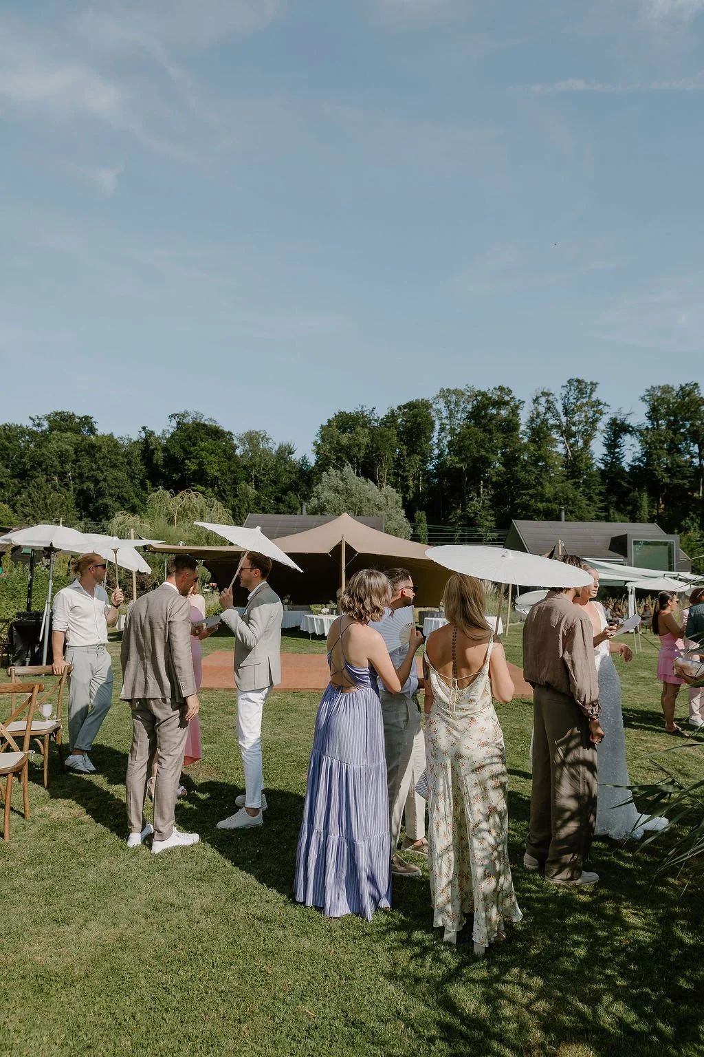 invités d'un mariage dans un jardin vers Bienne