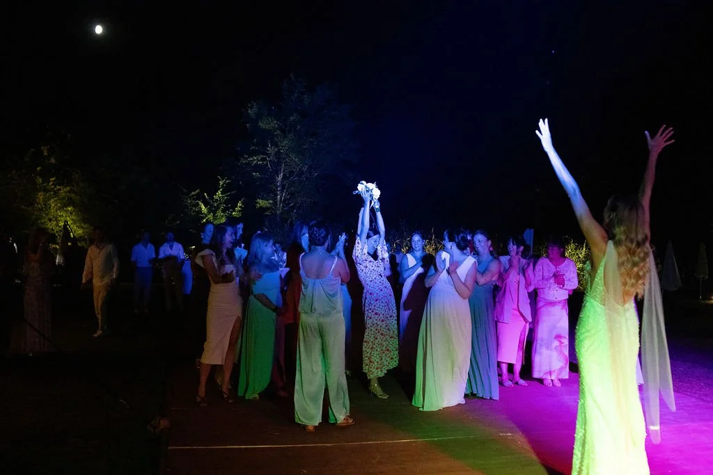 lancer de bouquet soirée lumières d'ambiance