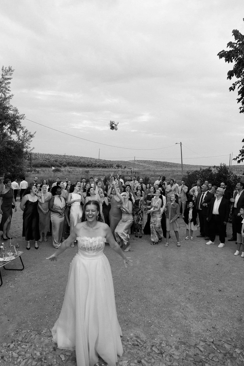 lancé de bouquet phot en noir et blanc