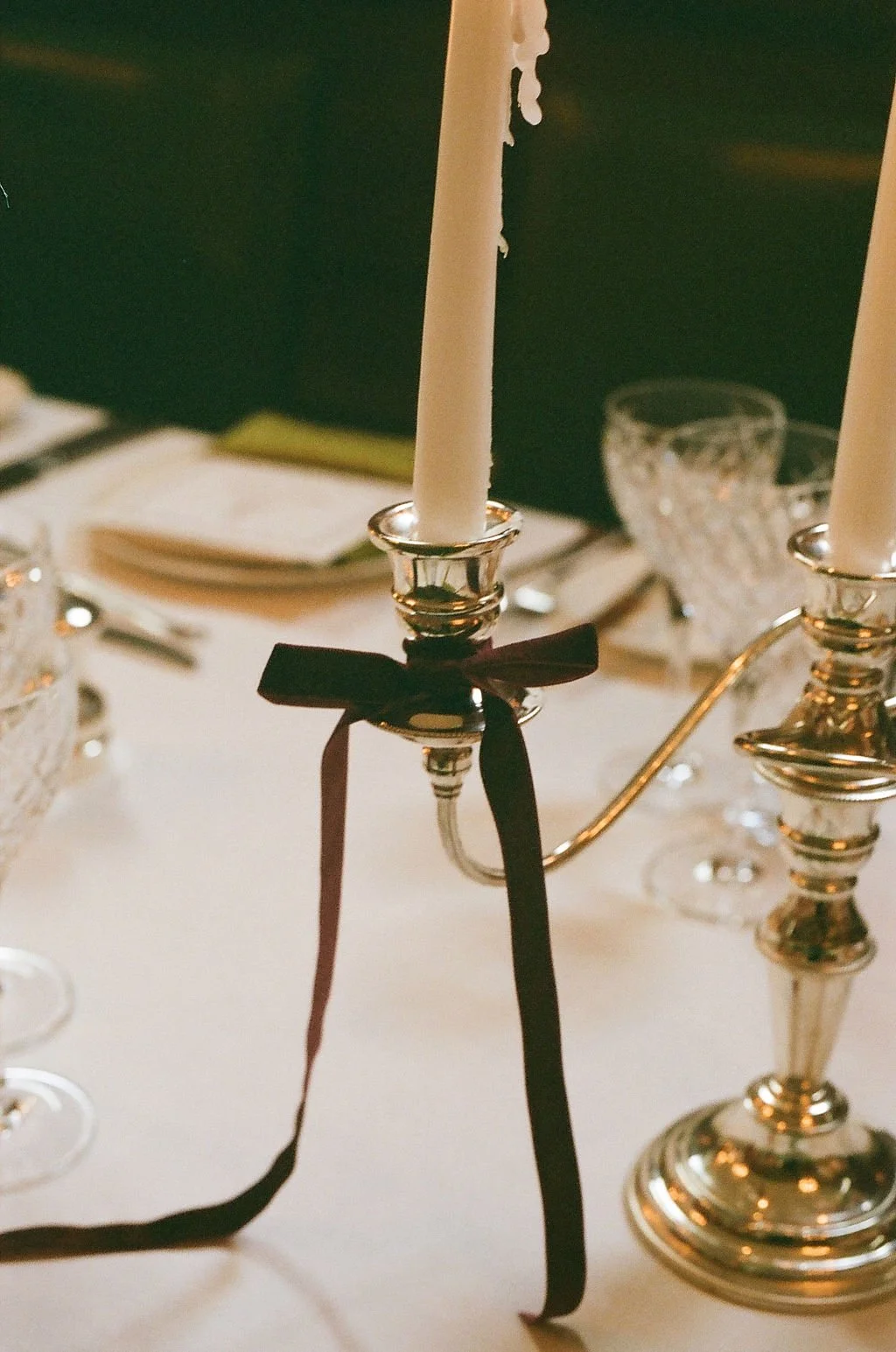 detail table mariage chandelier et noeud
photo Argentique