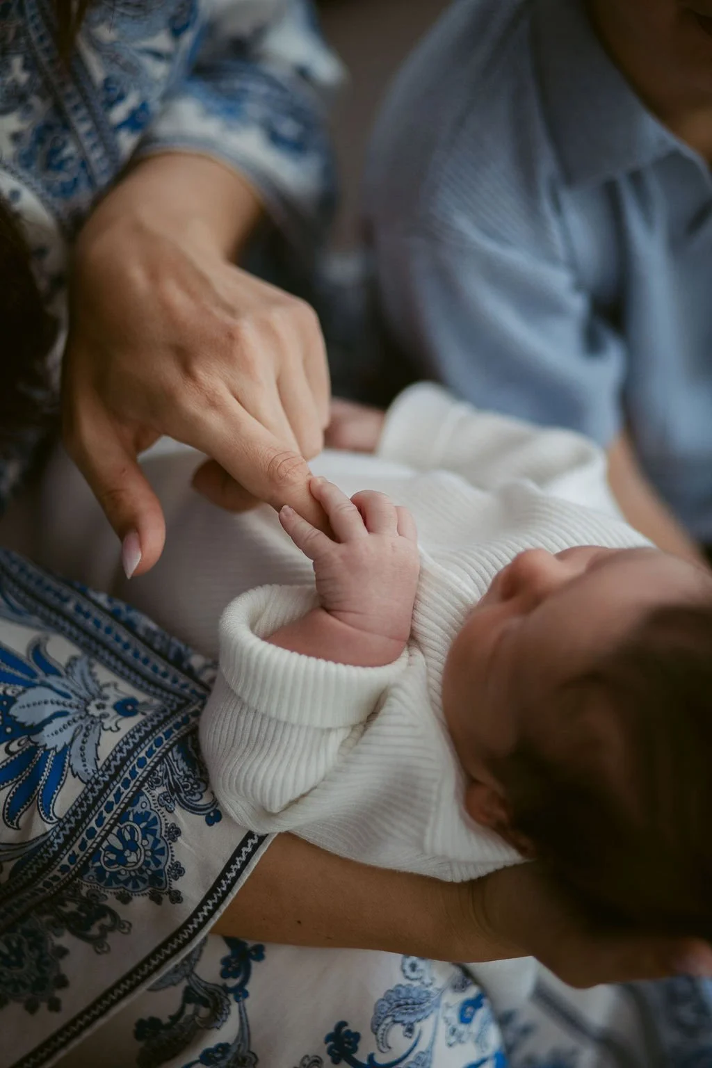 photos de moment entre maman et bébé qui tient son doigt
