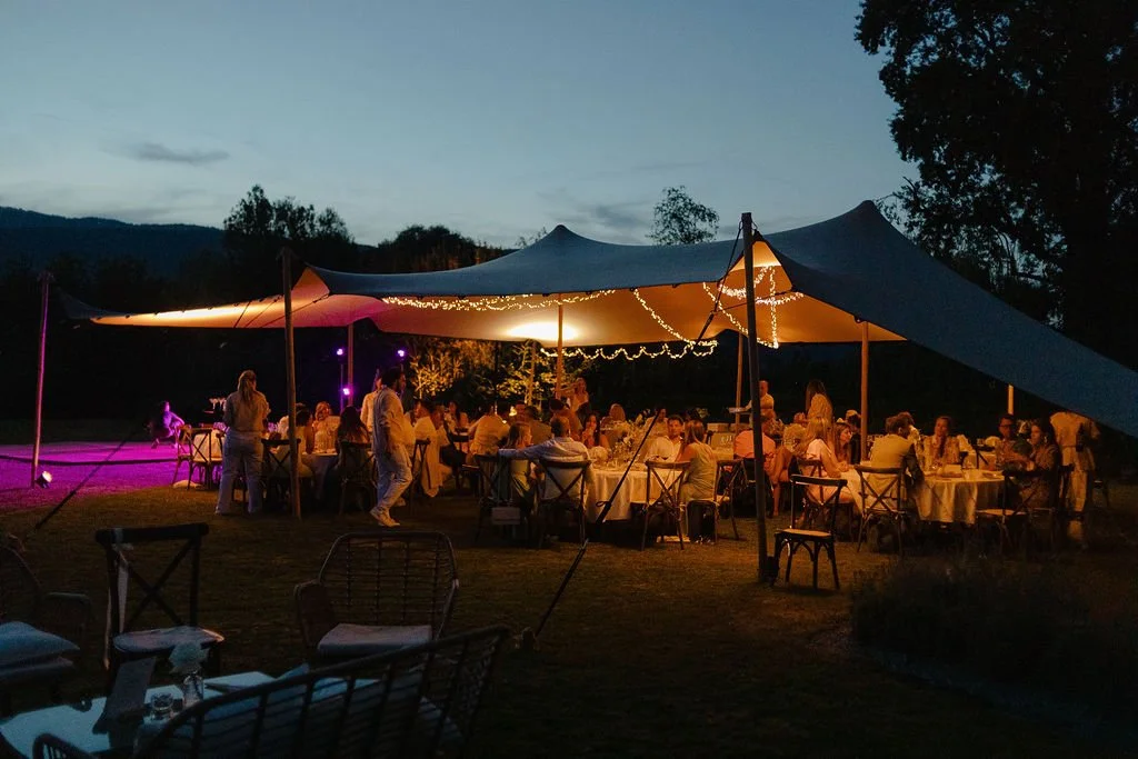 lieu de réception sous tente lumière chaude ambiance repas et soirée mariage