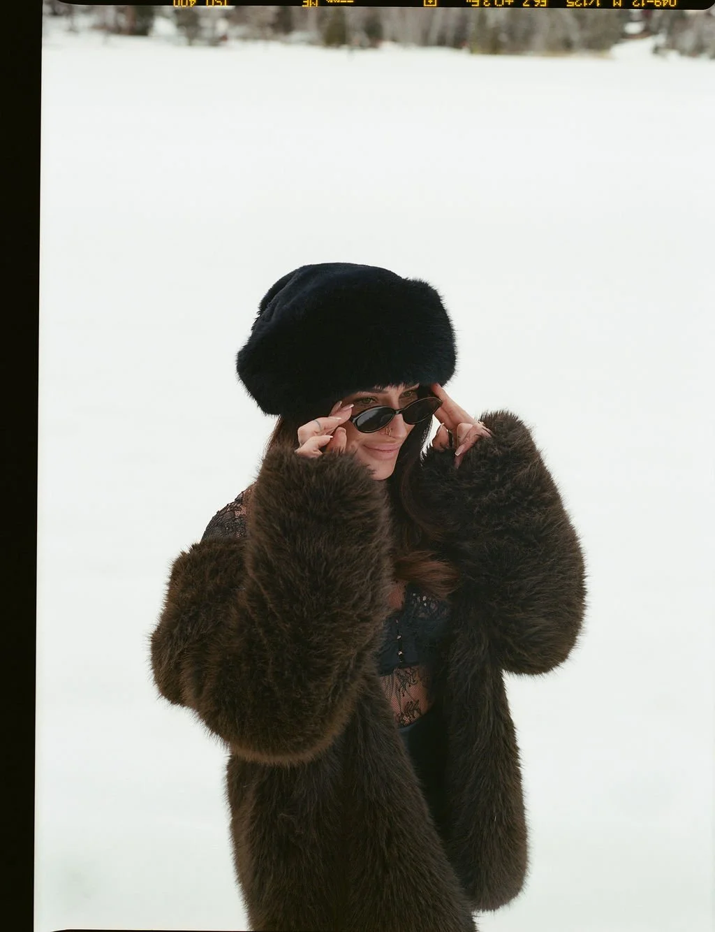 photo argentique portrait d'une femme dans la neige avec manteau de fourrure