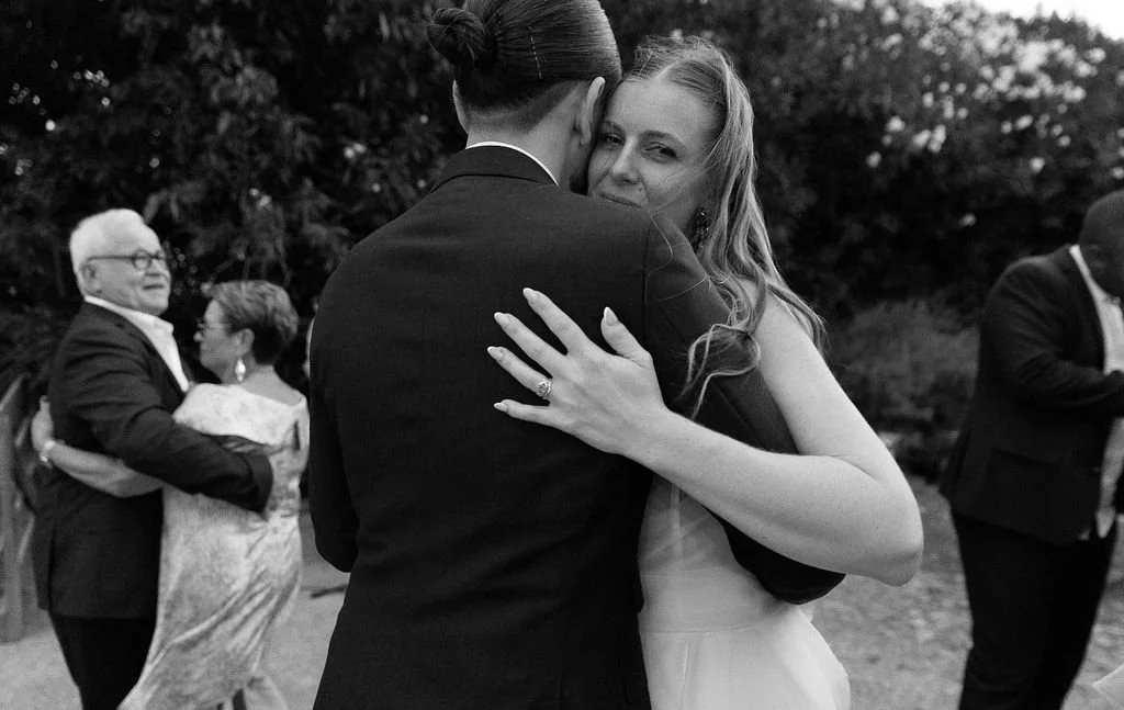 photo noir et blanc d'un couple qui danse lors de leur mariage