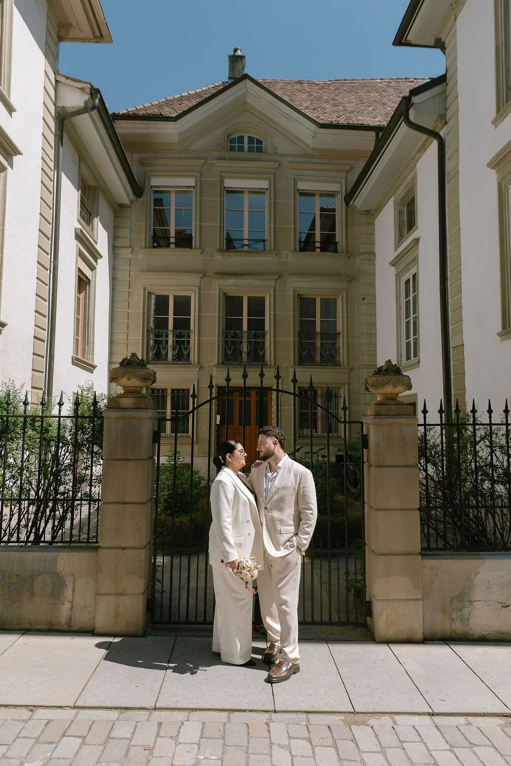 mariage civil Fribourg couple se tenant devant un immeuble