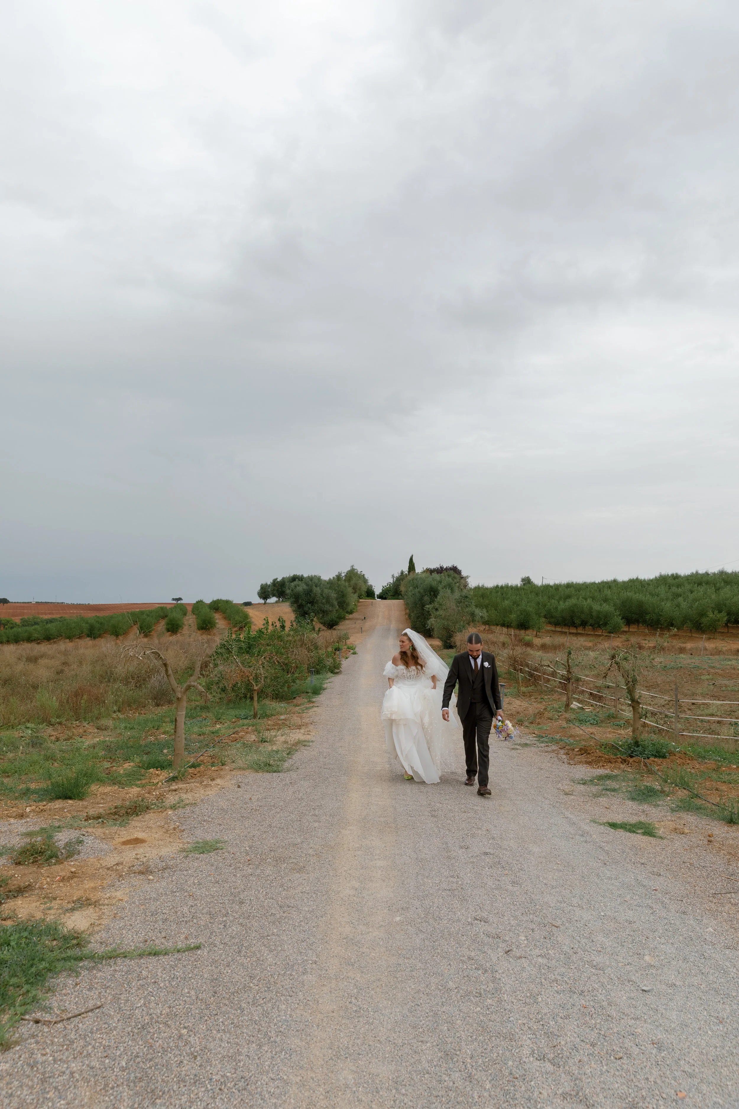 mariés marchant sur un chemin d'un domaine au Portugal