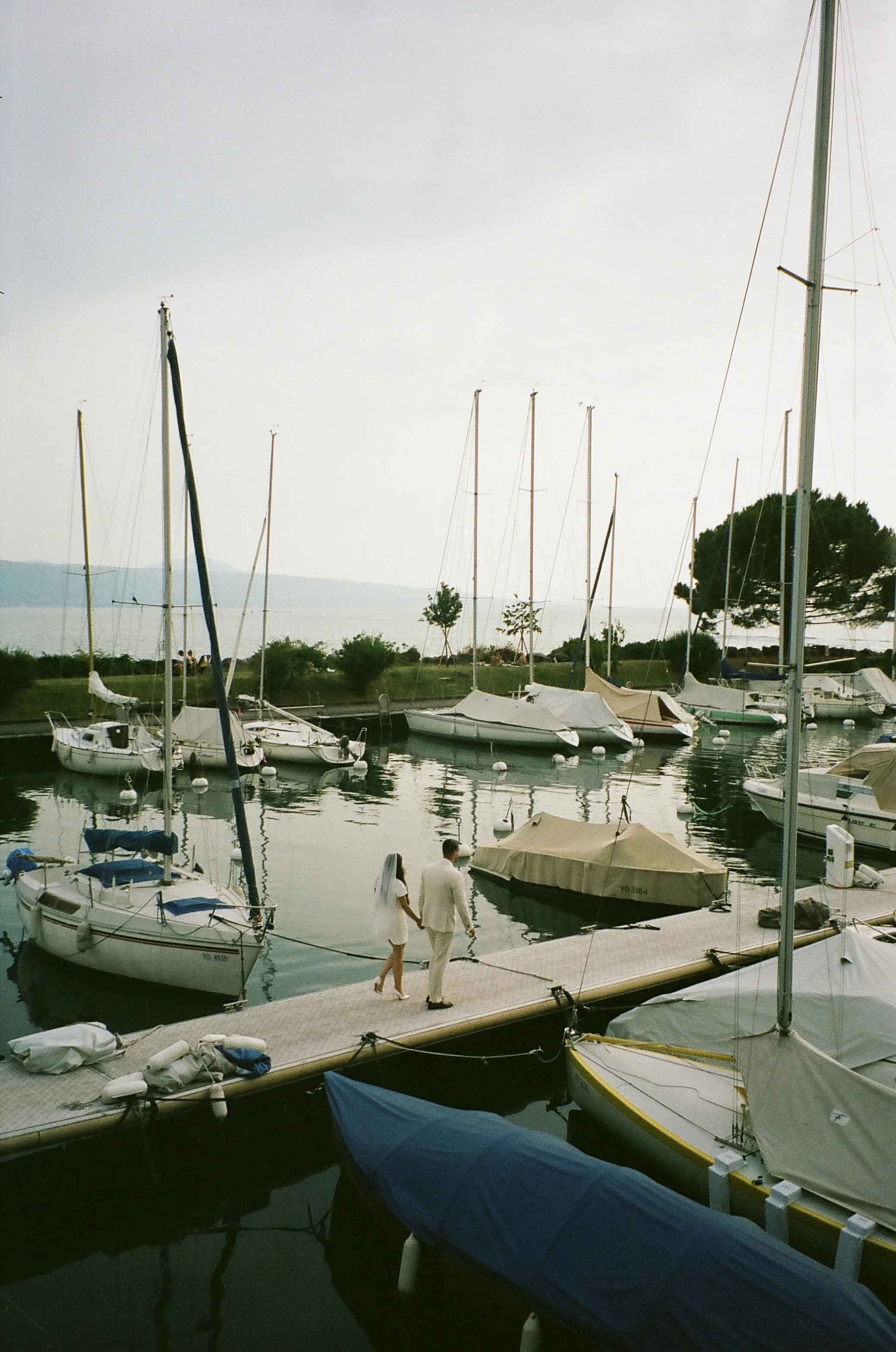 photo Argentique d'un couple marchant au bord du lac Léman entouré de bateau 