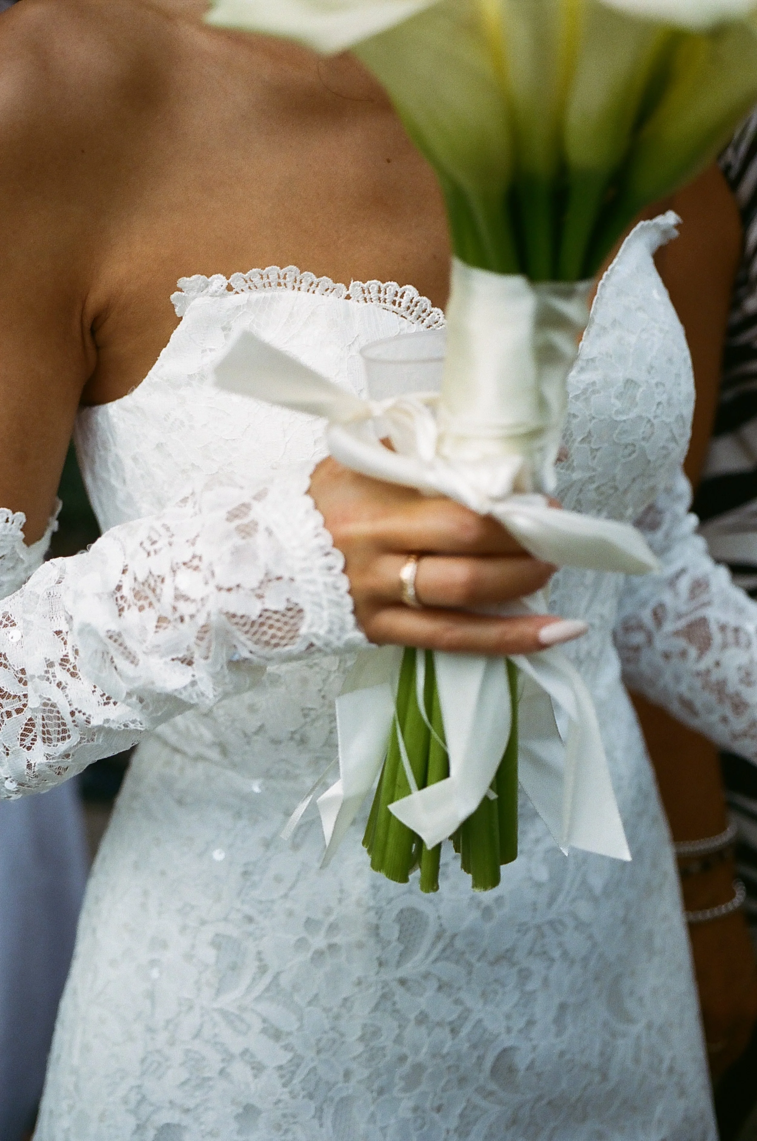 photo Argentine détail robe mariée bouquet et bague robe dentelle Italie