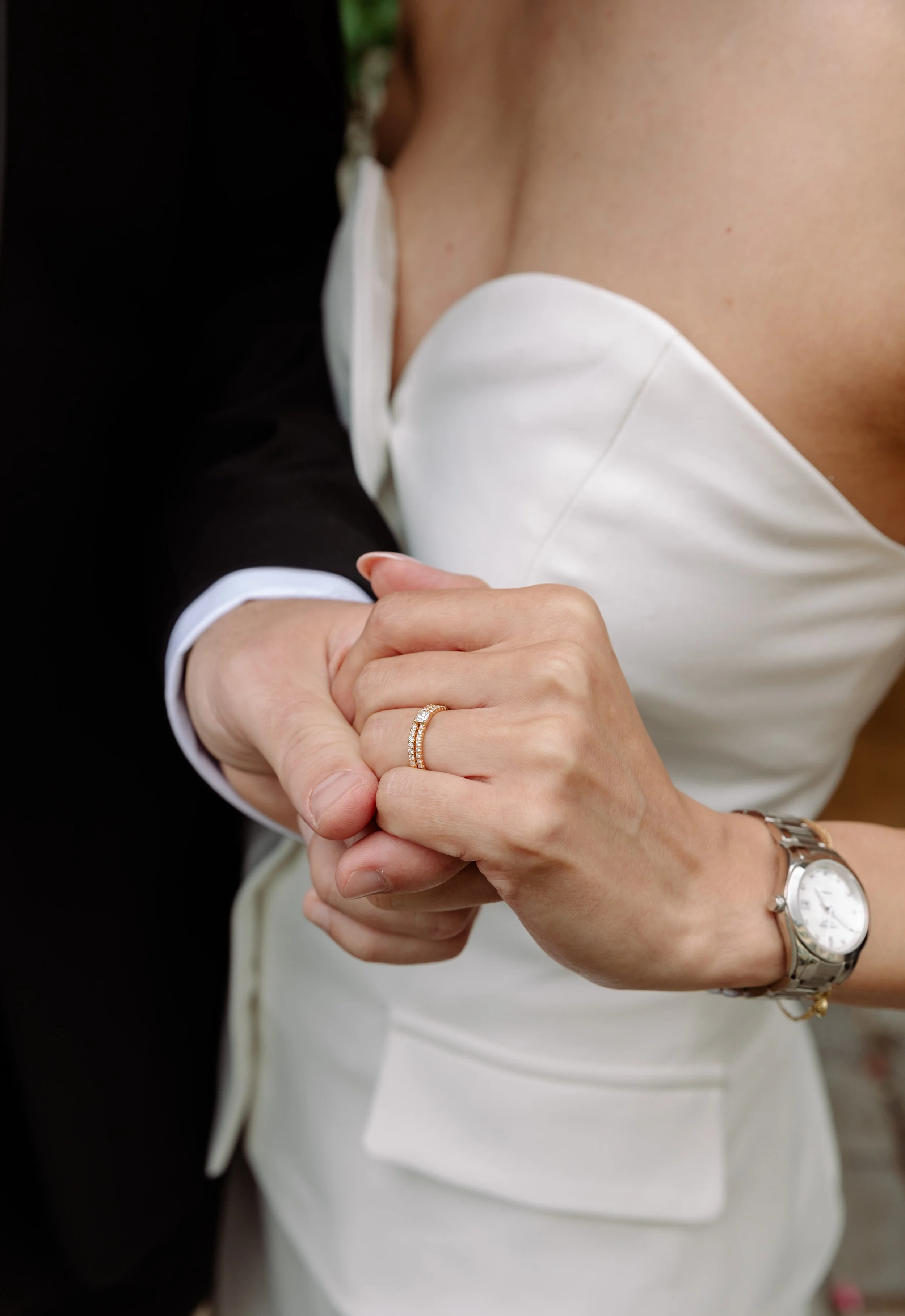 détail de bague couple marié se tenant la main