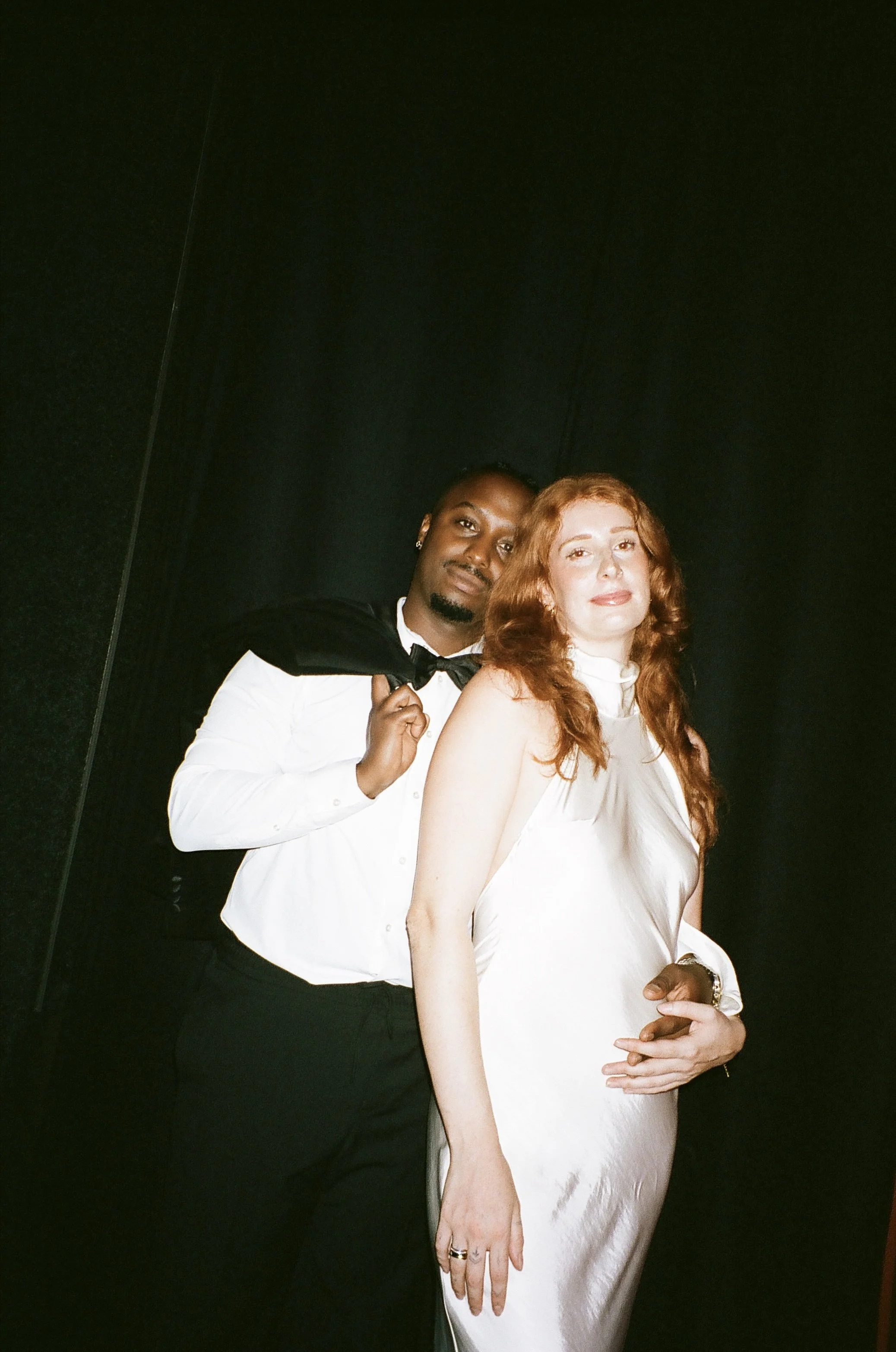 couple photographié à l'argentique, devant un rideau de cinéma, portrait glamour 