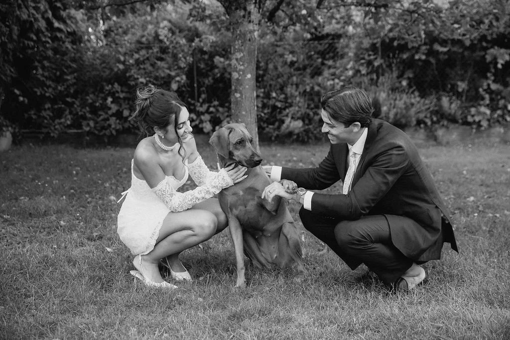 mariés avec leur chien, photo noir et blanc