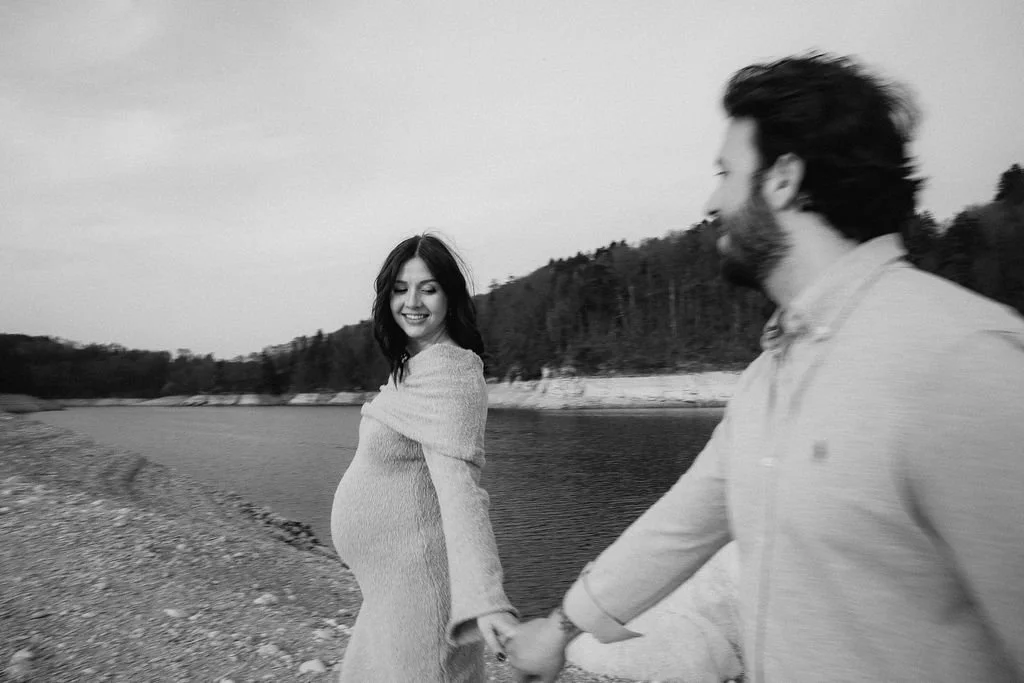 shooting Grossesse couple Marchant au bord de l'eau photo noir et blanc 
