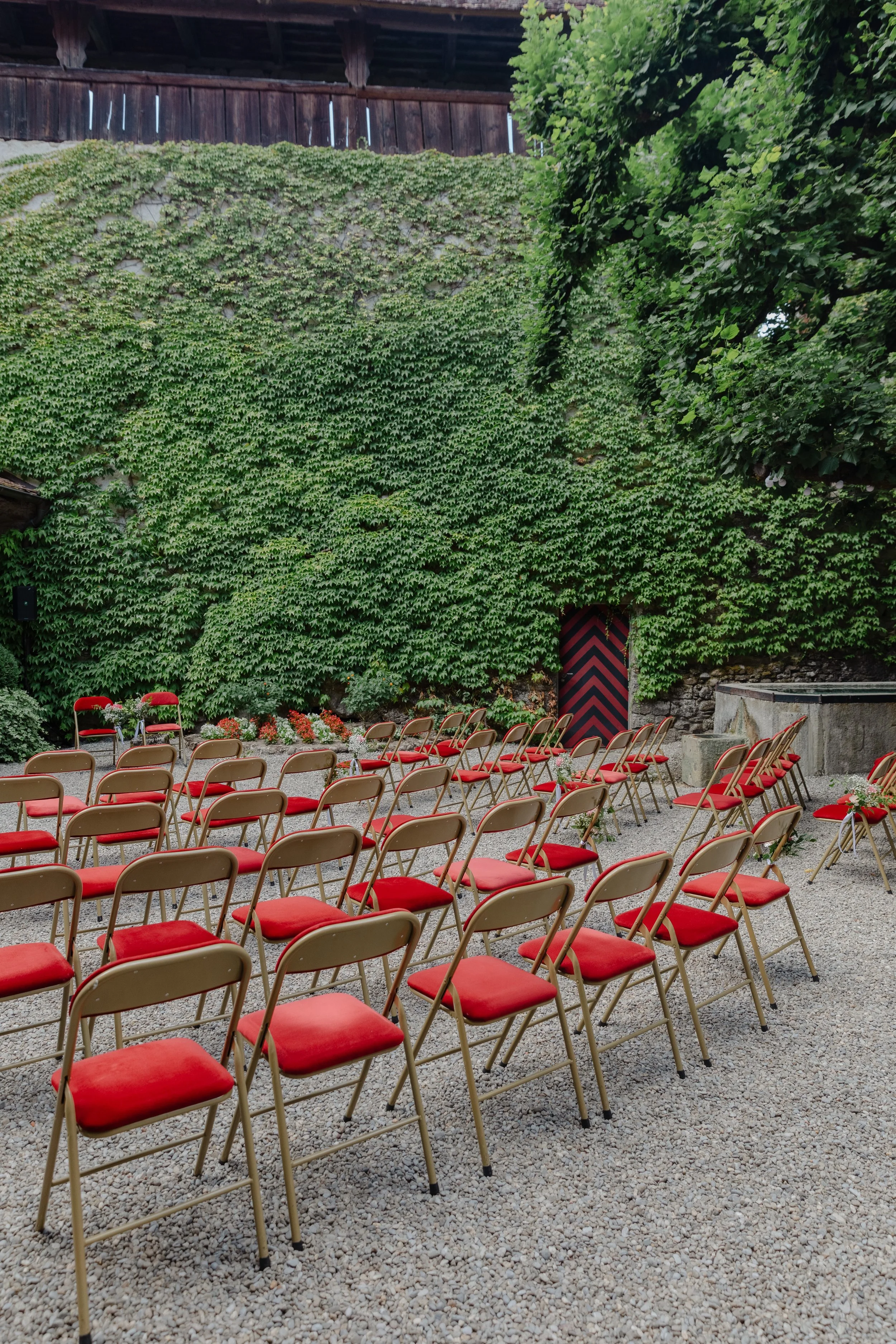 cérémonie de mariage chaises rouges