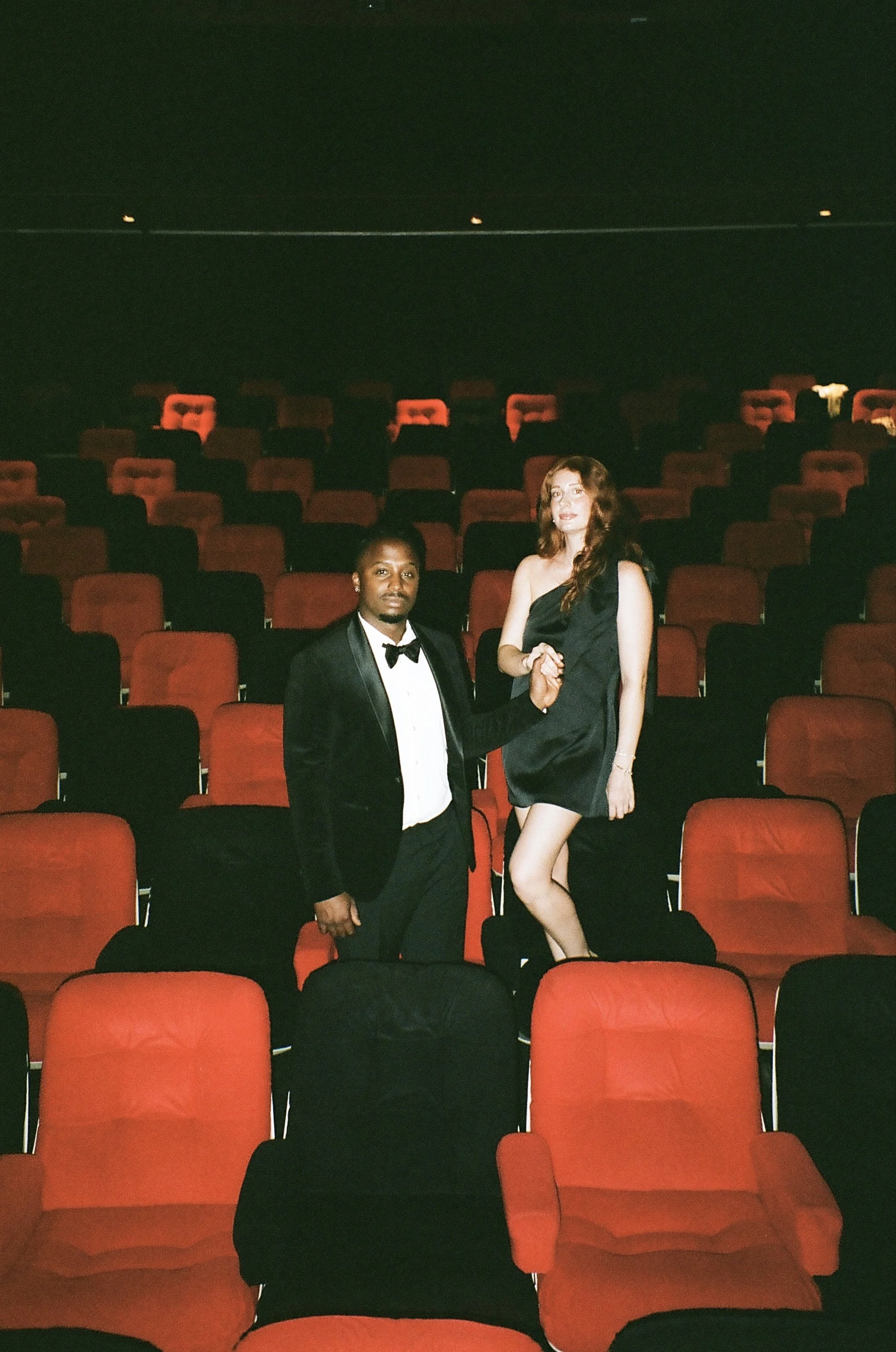 couple posant dans un cinéma, portrait glamour 