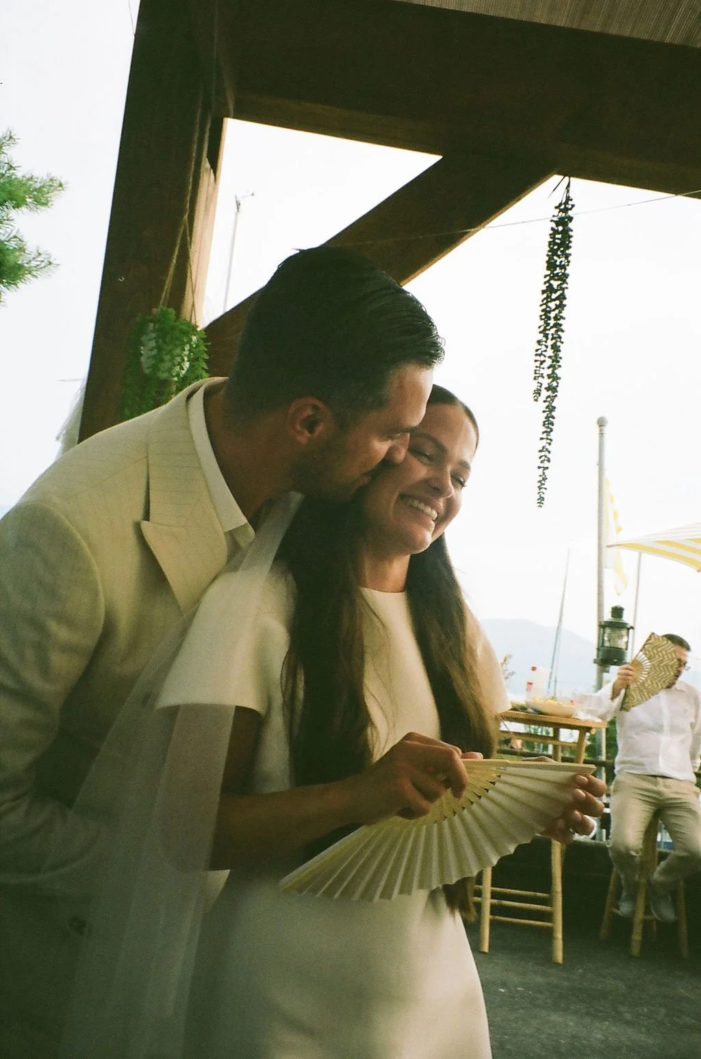 Mariage civil couple moment de tendresse au bord du lac photo argentique Vevey