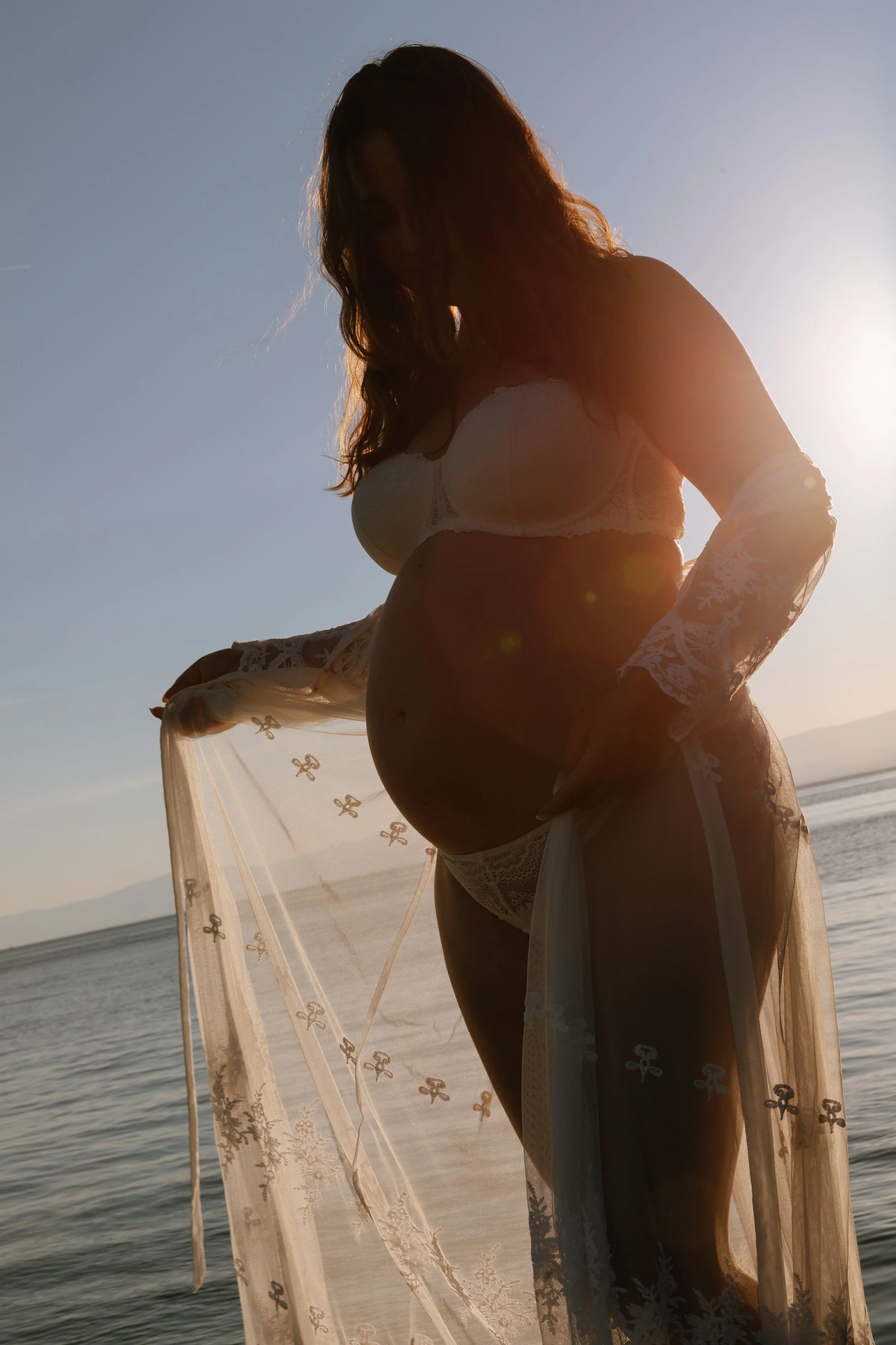 photo de femme enceinte au bord du lac pregnancy shooting Switzerland lake