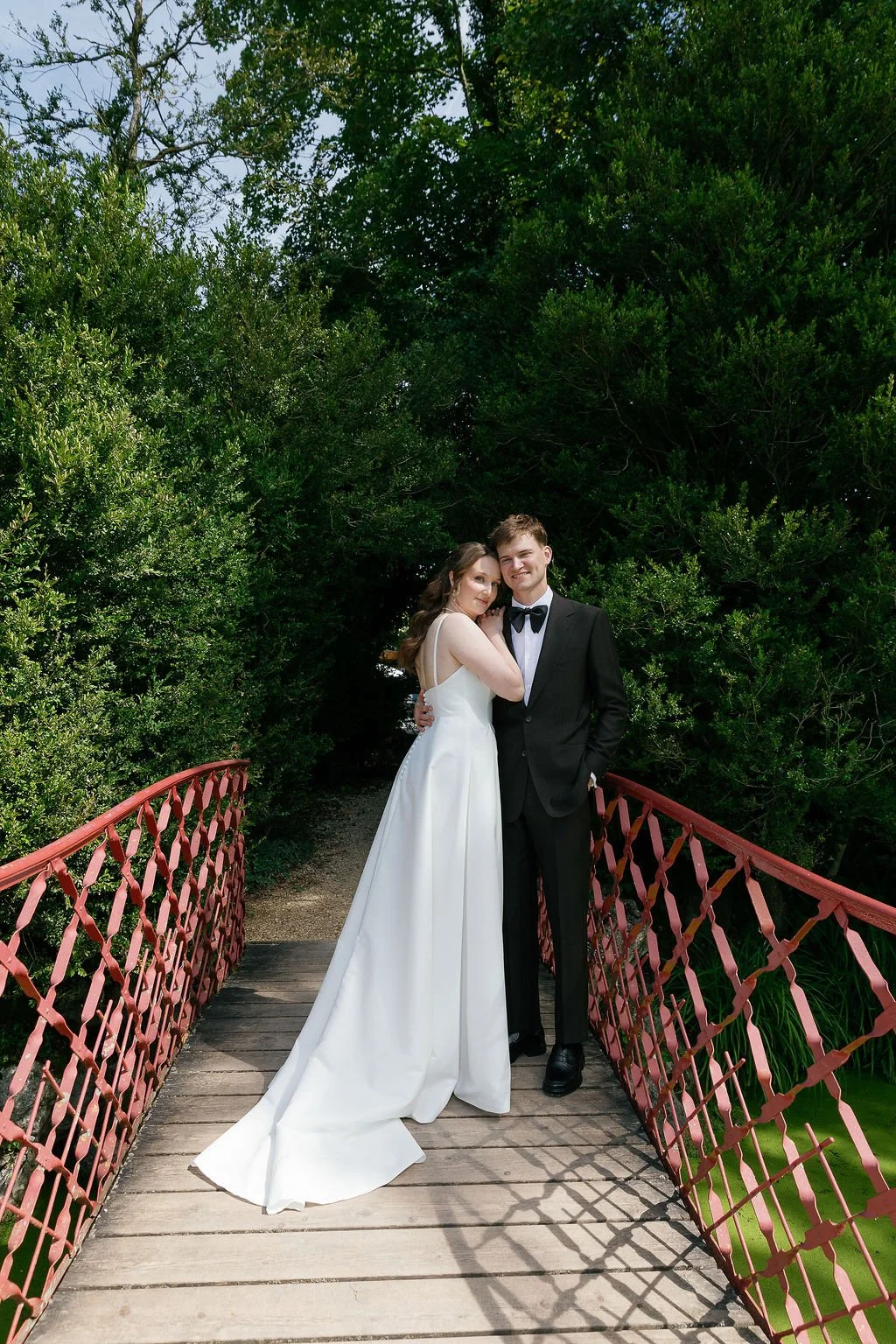 couple se tenant proche sur un pont durant leur mariage