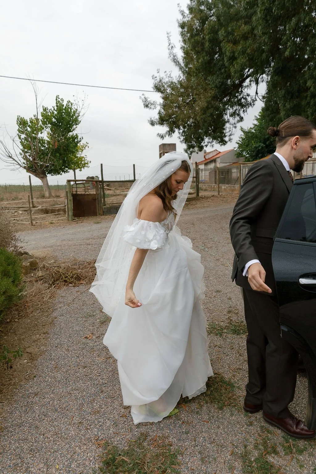 mariage Portugal, mariés entrant dans une voiture
