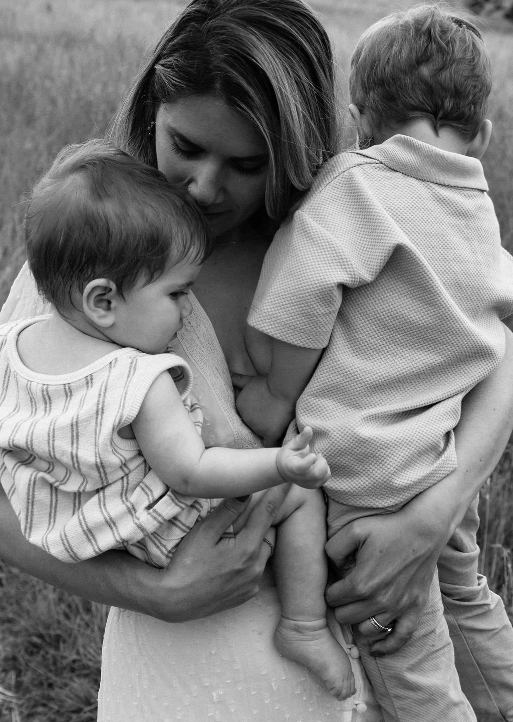 maman tenant ses deux garçons contre elle
