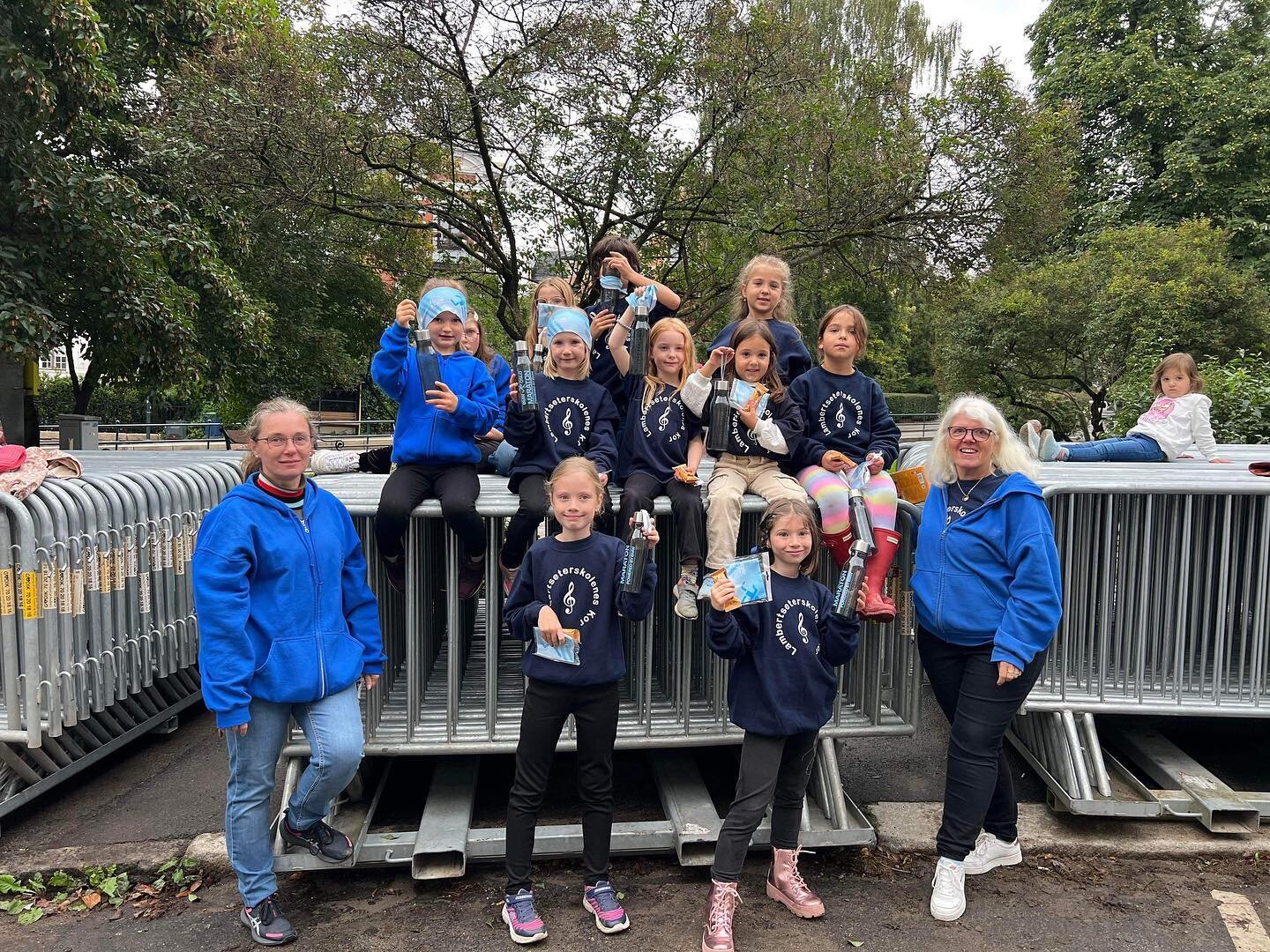 En kjempekul dag! 🌟L&oslash;rdag 16.9 var en fin gjeng fra Lambertseter skolenes kor p&aring; Oslo Maraton!👟De sang, danset og heiet p&aring; l&oslash;perne. Flere vinket og ga high five!👏🏼👋🏽 Koristene fikk vannflasker og panneb&aring;nd som ta