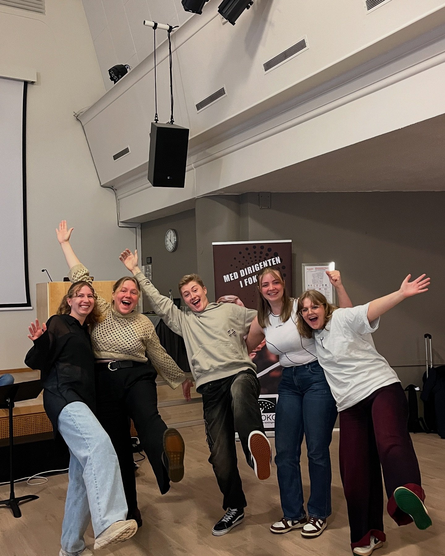 I september var vi s&aring; heldige &aring; f&aring; ha med oss denne fine gjengen p&aring; dirigentkurs i Bergen under kordirigentkonferansen! ☔️🎶😼

N&aring; er det bare noen f&aring; dager igjen til p&aring;meldingsfristen til neste dirigentkurs,