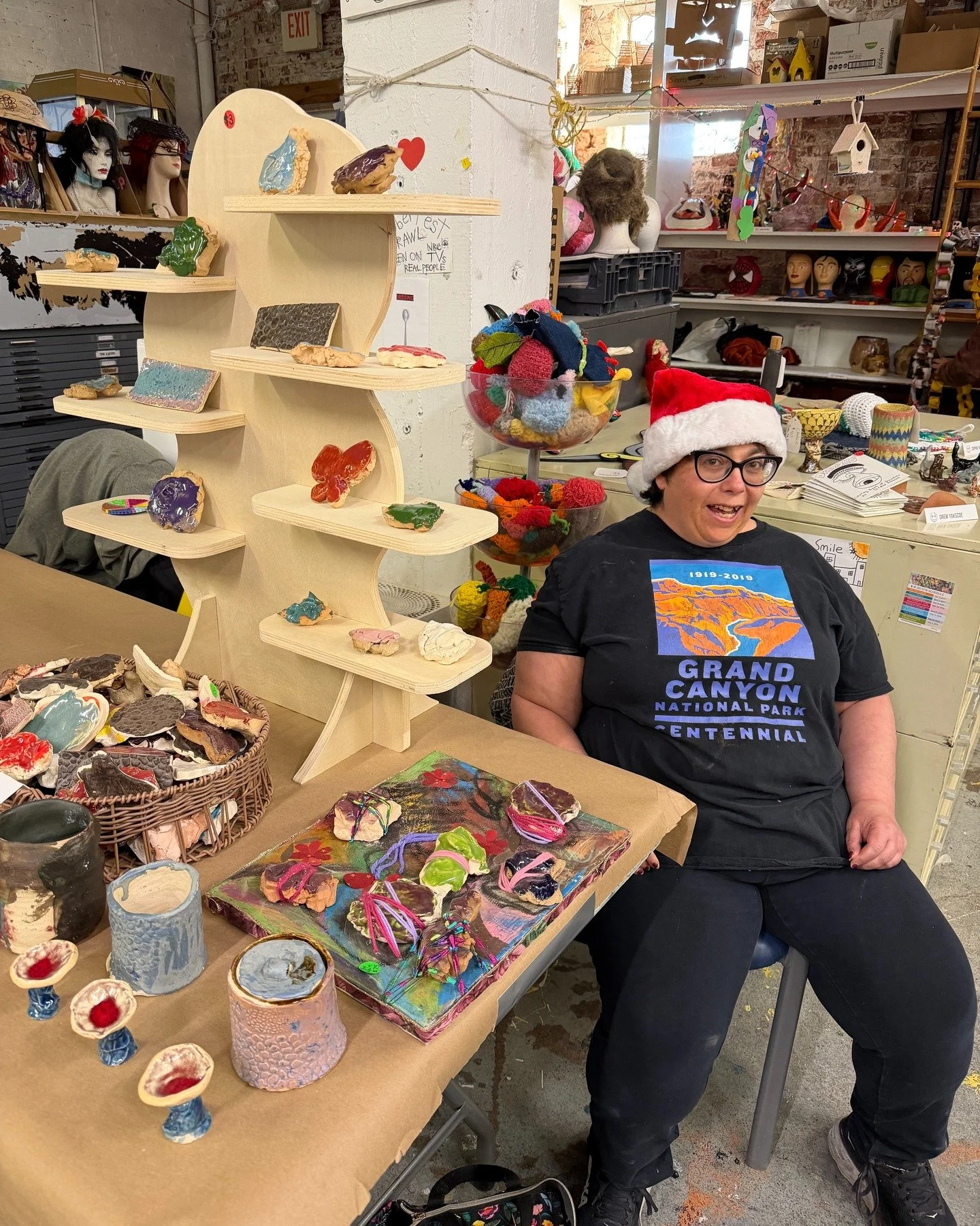 You made our HOLLY DAZED merry and bright 🎄🦌🎁 ✨
Thank you to everyone who came to @visionariesvoices annual craft show and holiday exhibition!