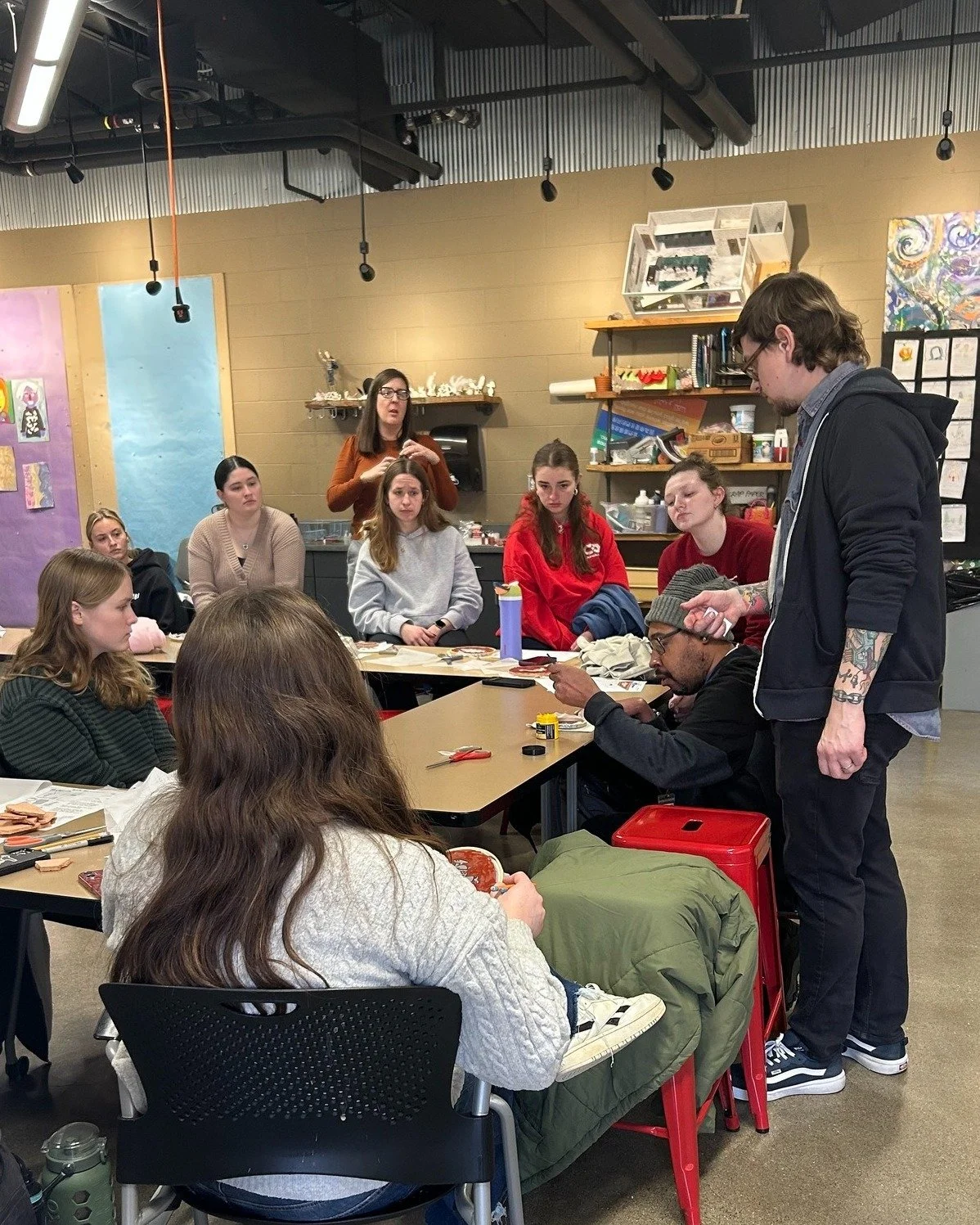 Screen printing at Miami University was &ldquo;ink-redible!&rdquo; 🎨
Earlier this month, JR Bradshaw and V+V TAP  taught a class on screen printing with embroidery hoops at @miamiuniversity 🏛️ University students  made shirts, patches, and prints f