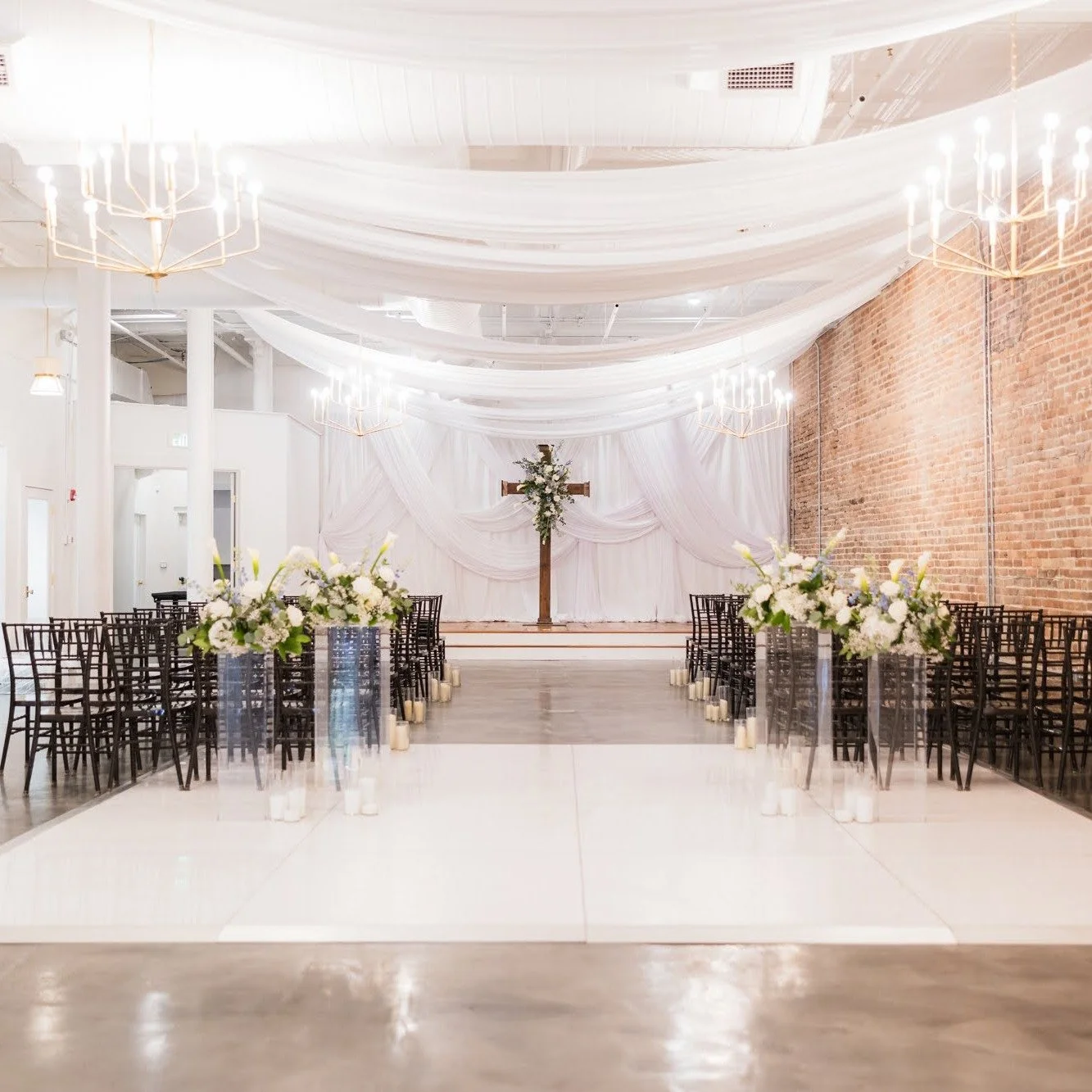 Our all-inclusive package includes everything you need, but custom touches always take it to the next level. We are obsessed with this dramatic ceremony draping by @dpetc!

Planning: @brittanieraquelevents - Kinsey
Photography: @jenzphotography
Drapi